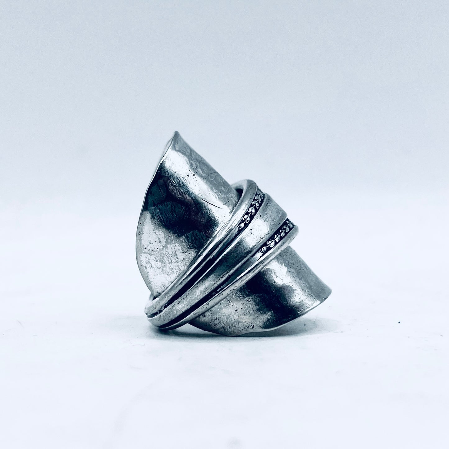 Anello Artigianale Mod. INTERO  FIORI MARTELLATO Realizzato con intero Antico Cucchiaino in Argento (Prima Metà del ’900)