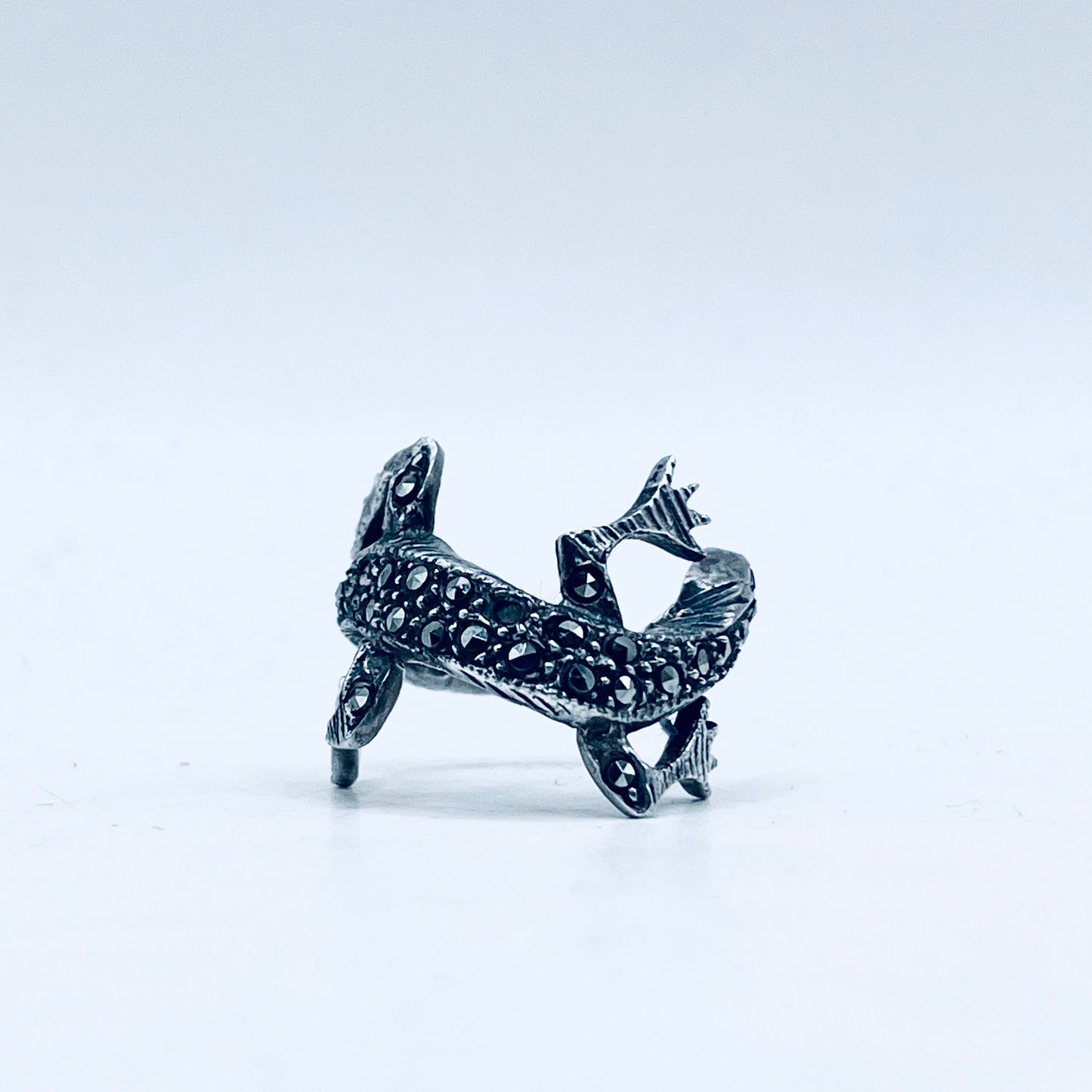 Anello Artigianale GECO RUBINI Mod. SPILLA Realizzato con Antica spilla in Argento e Marcasiti (Prima Metà del ’900)