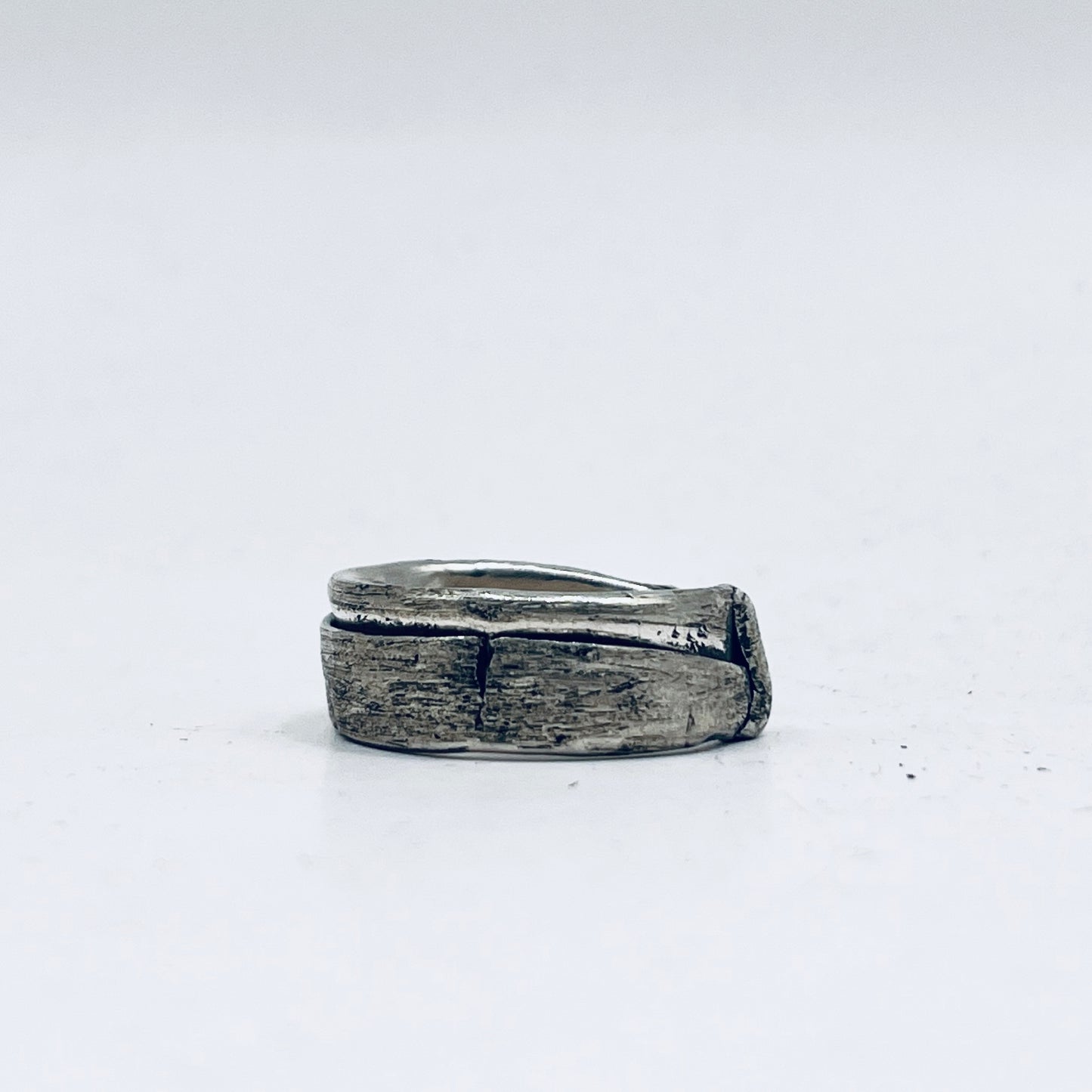 Anello Artigianale BROOKLYN 03  Mod. FASCIONE  Realizzato con parte di Antica zuccheriera in Argento 800 (Prima Metà del ’900)
