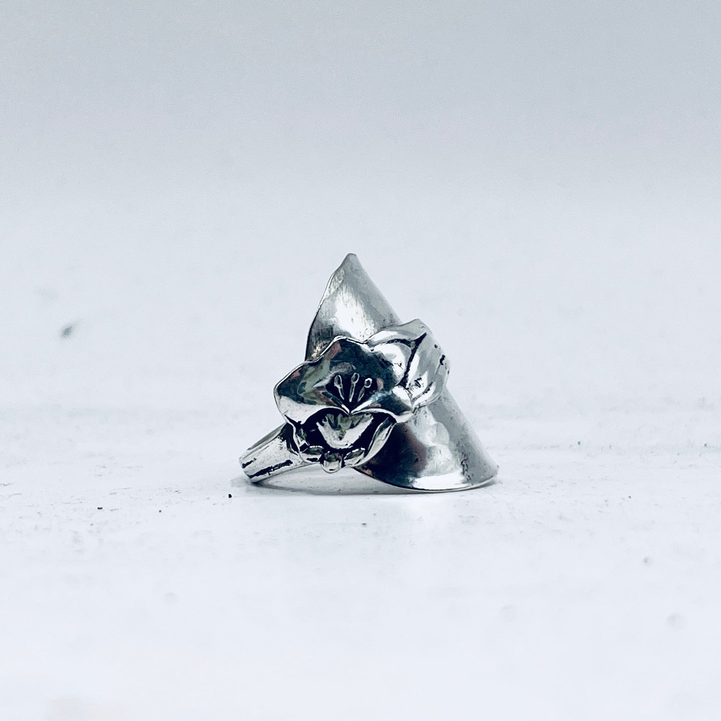 Anello Artigianale Mod. CLASSICO/SPIRALE/INTERO  “IRIS-GIGLIO”  Realizzato con Antica posata in Argento (Prima Metà del ’900)