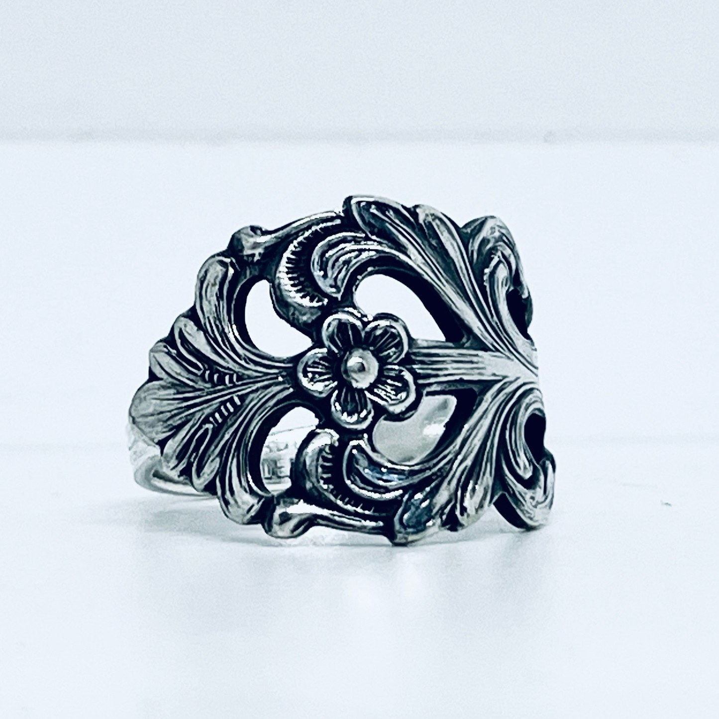 Anello Artigianale NONTISCORDARDIMÉ Mod. CLASSICO TRAFORATO Realizzato con Antica posata in Argento (Prima Metà del ’900)