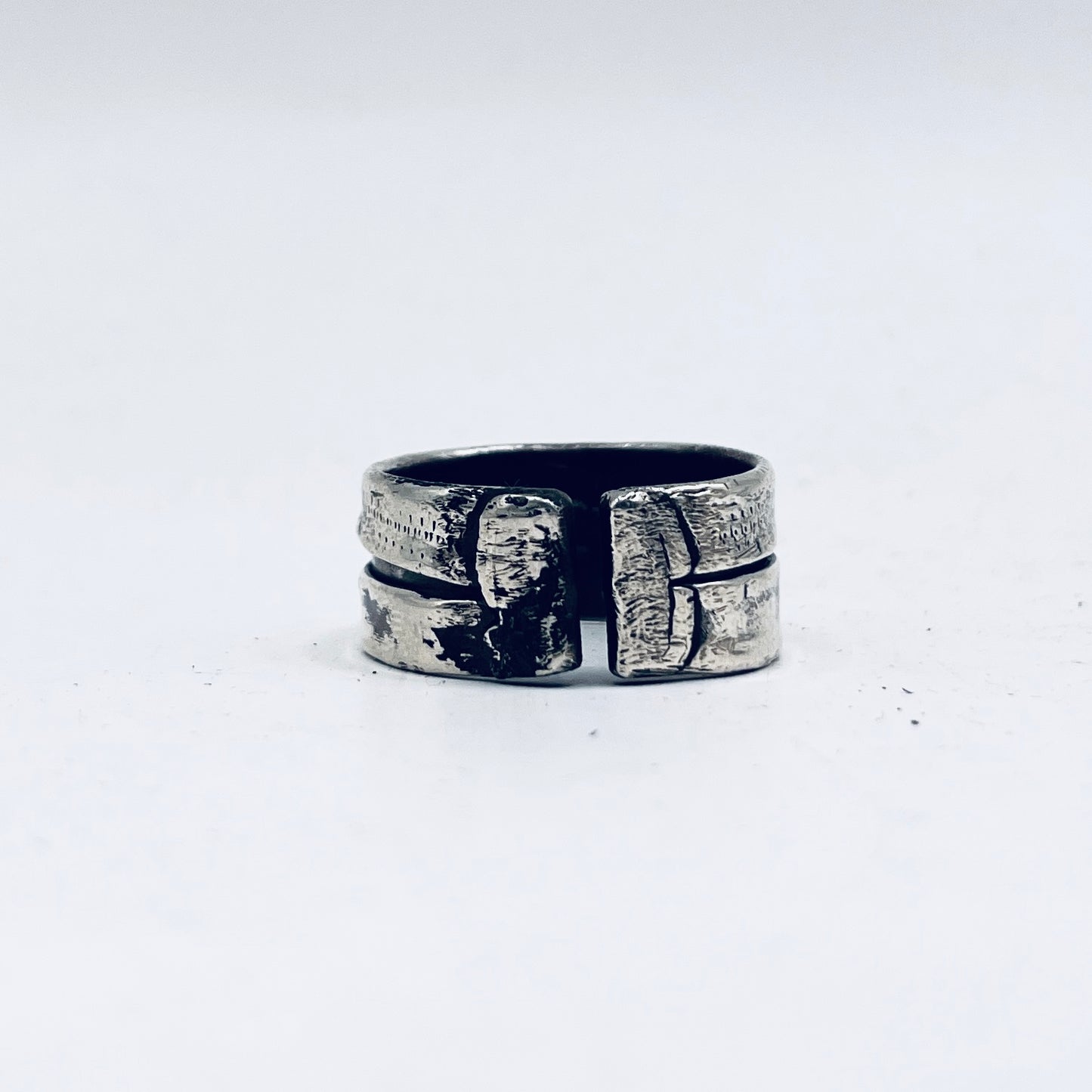 Anello Artigianale BROOKLYN 04  Mod. FASCIONE  Realizzato con parte di Antica zuccheriera in Argento 800 (Prima Metà del ’900)