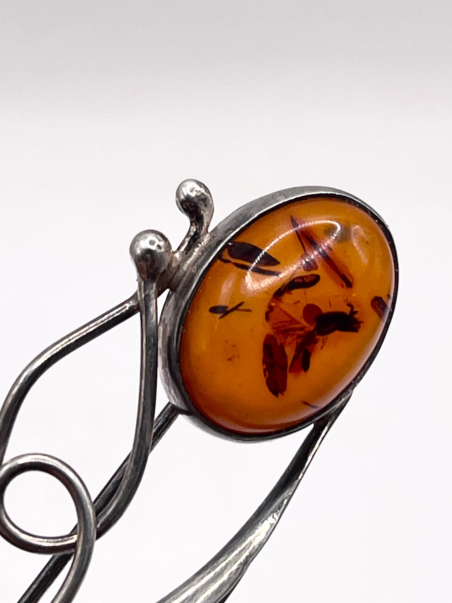 Anello Artigianale MIELE JURASSICO Mod. SPILLA con AMBRA Realizzato con Antica spilla in Argento (Prima Metà del ’900)