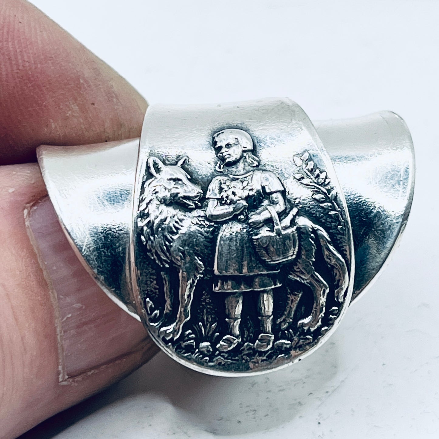 Anello Artigianale CAPPUCCETTO ROSSO&LUPO Mod. INTERO  PUSHER FOOD Realizzato con intero Antico pusher food in Argento (Prima Metà del ’900)