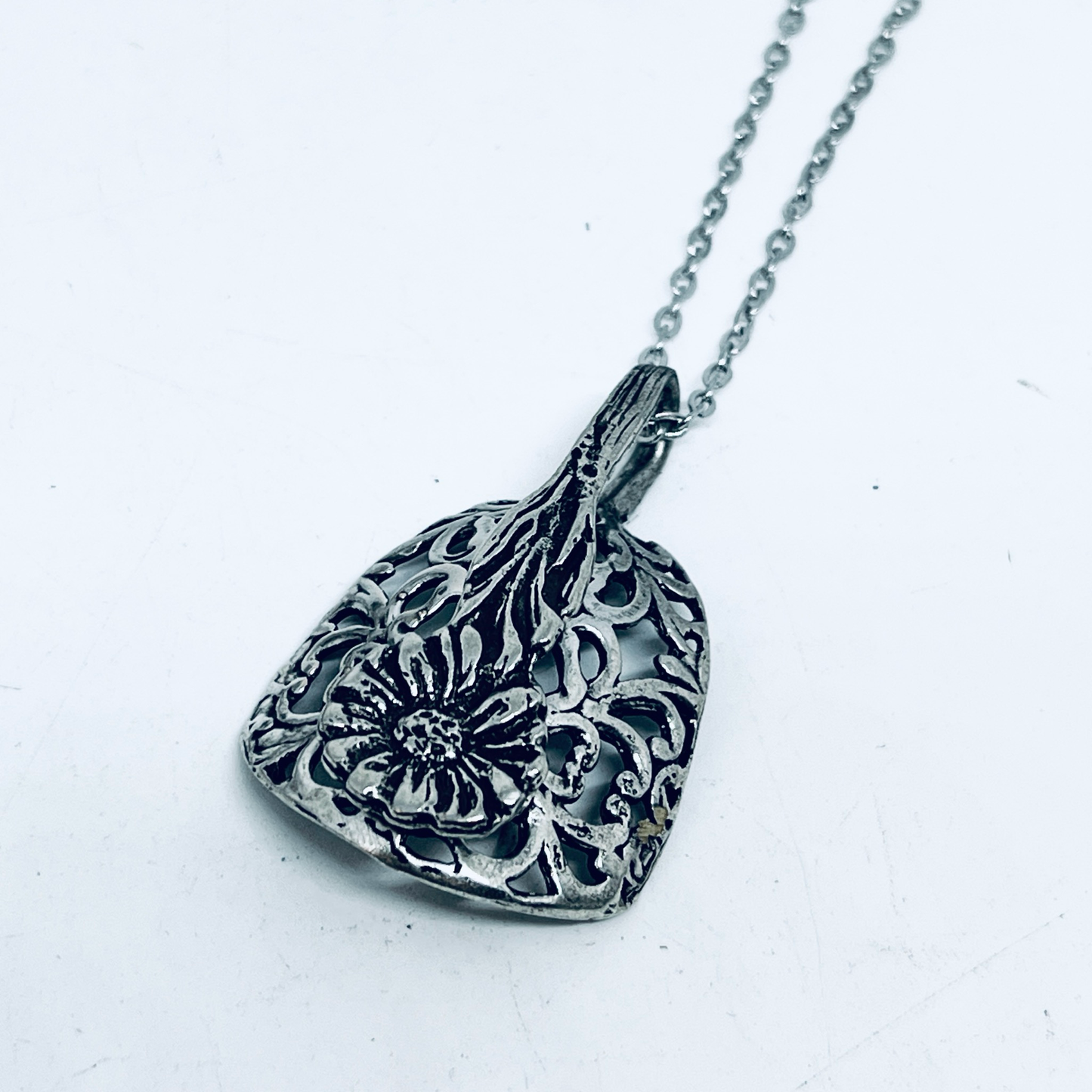 Pendente Artigianale MARGHERITA TRAFORATA Mod. CUCCHIAINO INTERO Realizzato con Antica Posata in Argento (Prima Metà del ’900)
