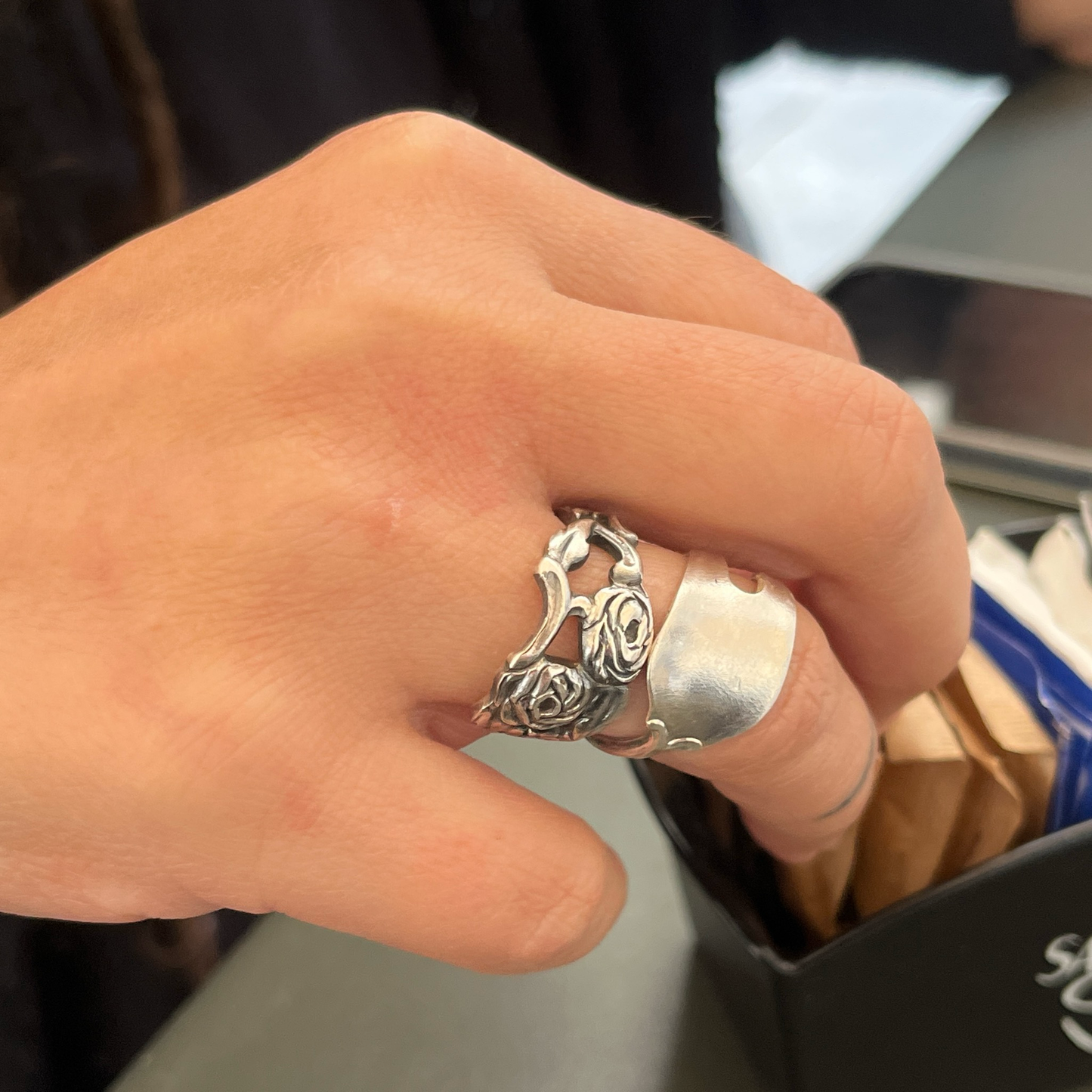 Anello Artigianale Mod. FORCHETTINA ROSE TRAFORATE Realizzato con intera antica forchettina in Argento (Prima Metà del ’900)