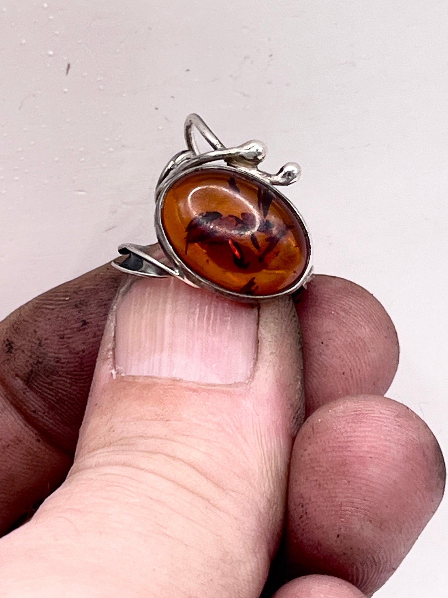 Anello Artigianale MIELE JURASSICO Mod. SPILLA con AMBRA Realizzato con Antica spilla in Argento (Prima Metà del ’900)