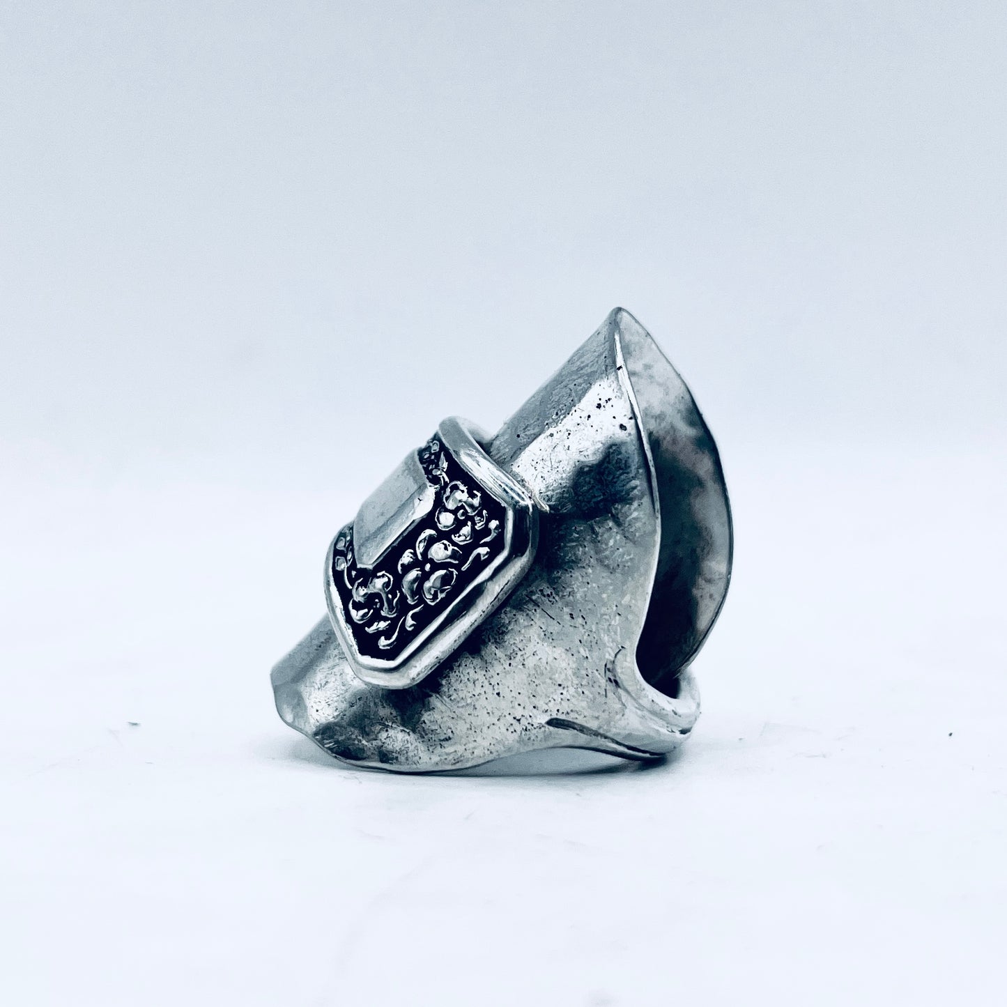 Anello Artigianale Mod. INTERO  FIORI MARTELLATO Realizzato con intero Antico Cucchiaino in Argento (Prima Metà del ’900)