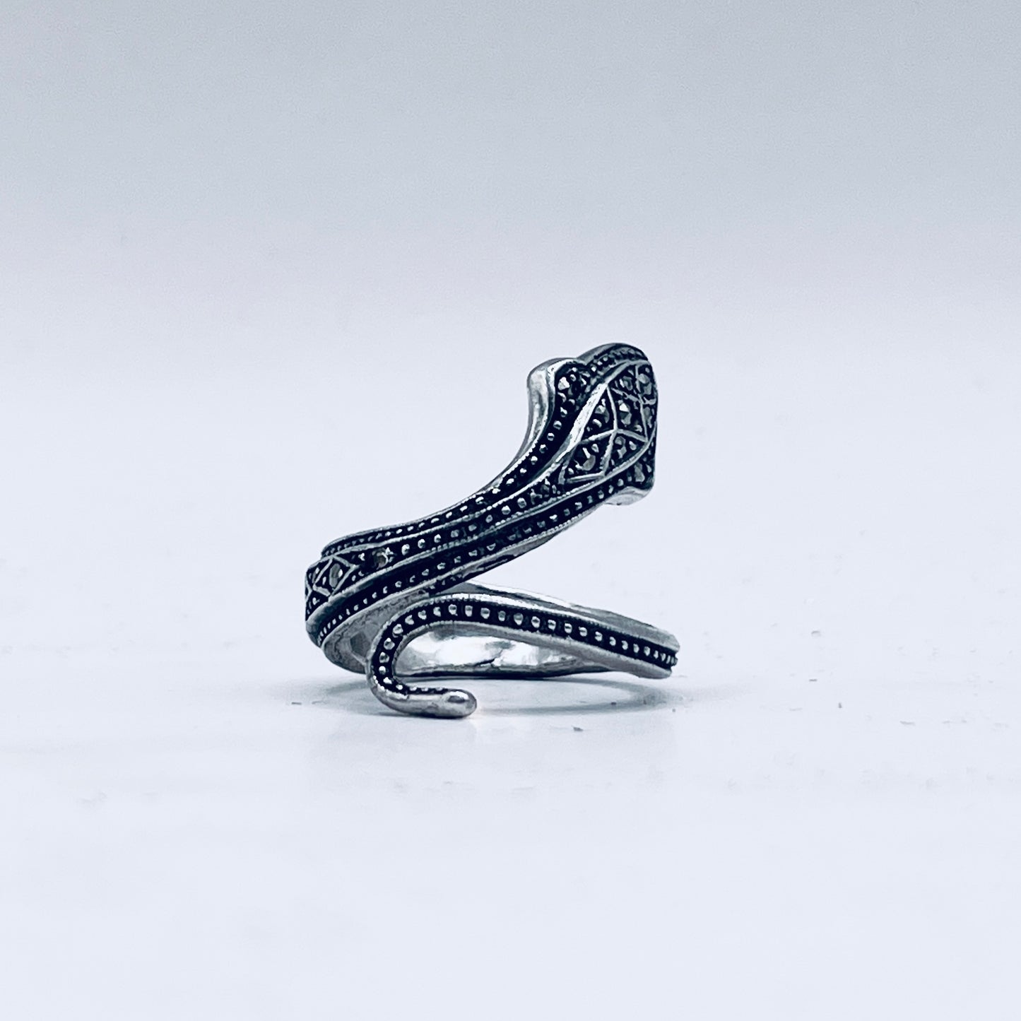 Anello Artigianale da GECO a SERPENTE Mod. SPILLA Realizzato con Antica spilla in Argento (Prima Metà del ’900)