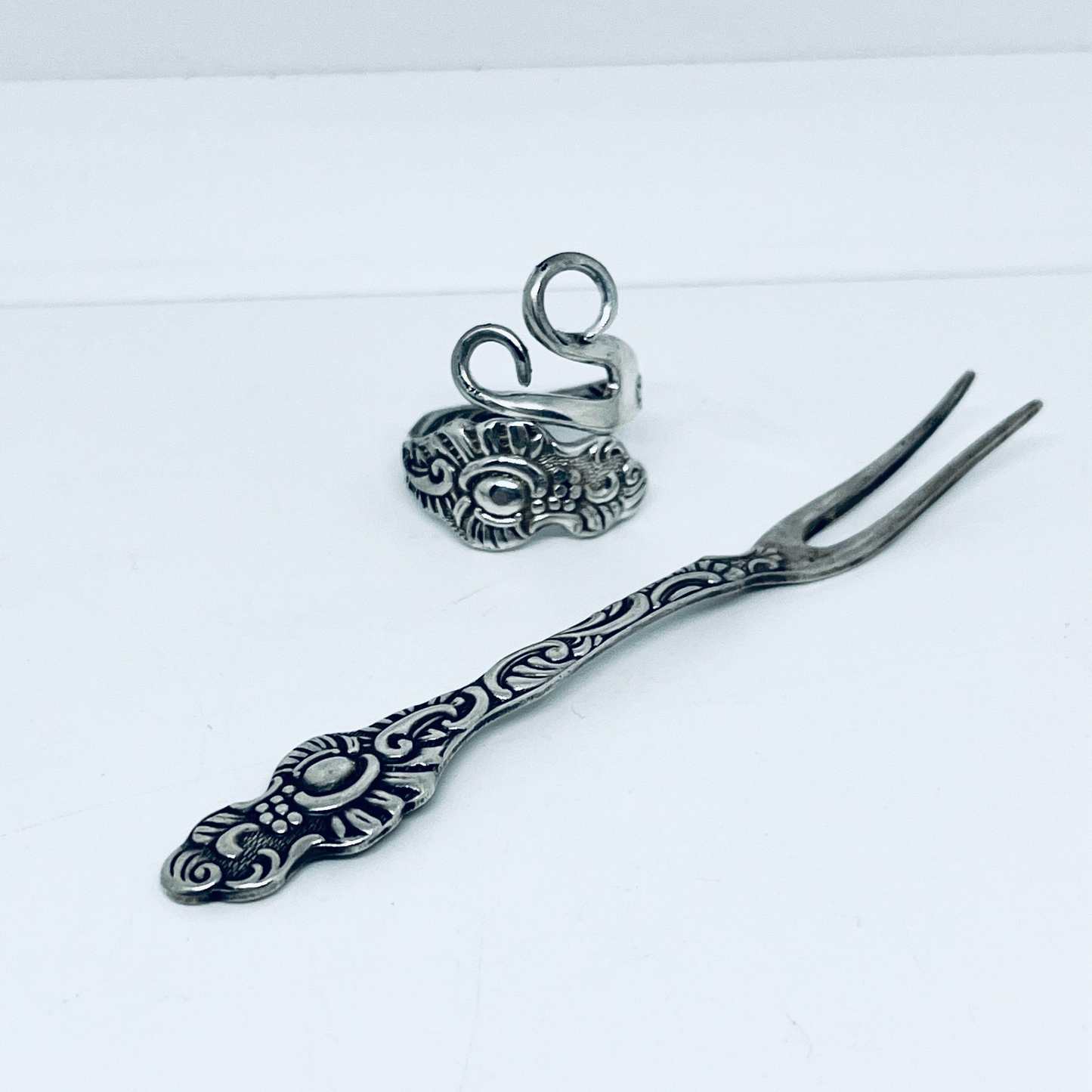 Anello Artigianale Mod. FORCHETTINA RICCIOLI Realizzato con intera antica forchettina in Argento (Prima Metà del ’900)