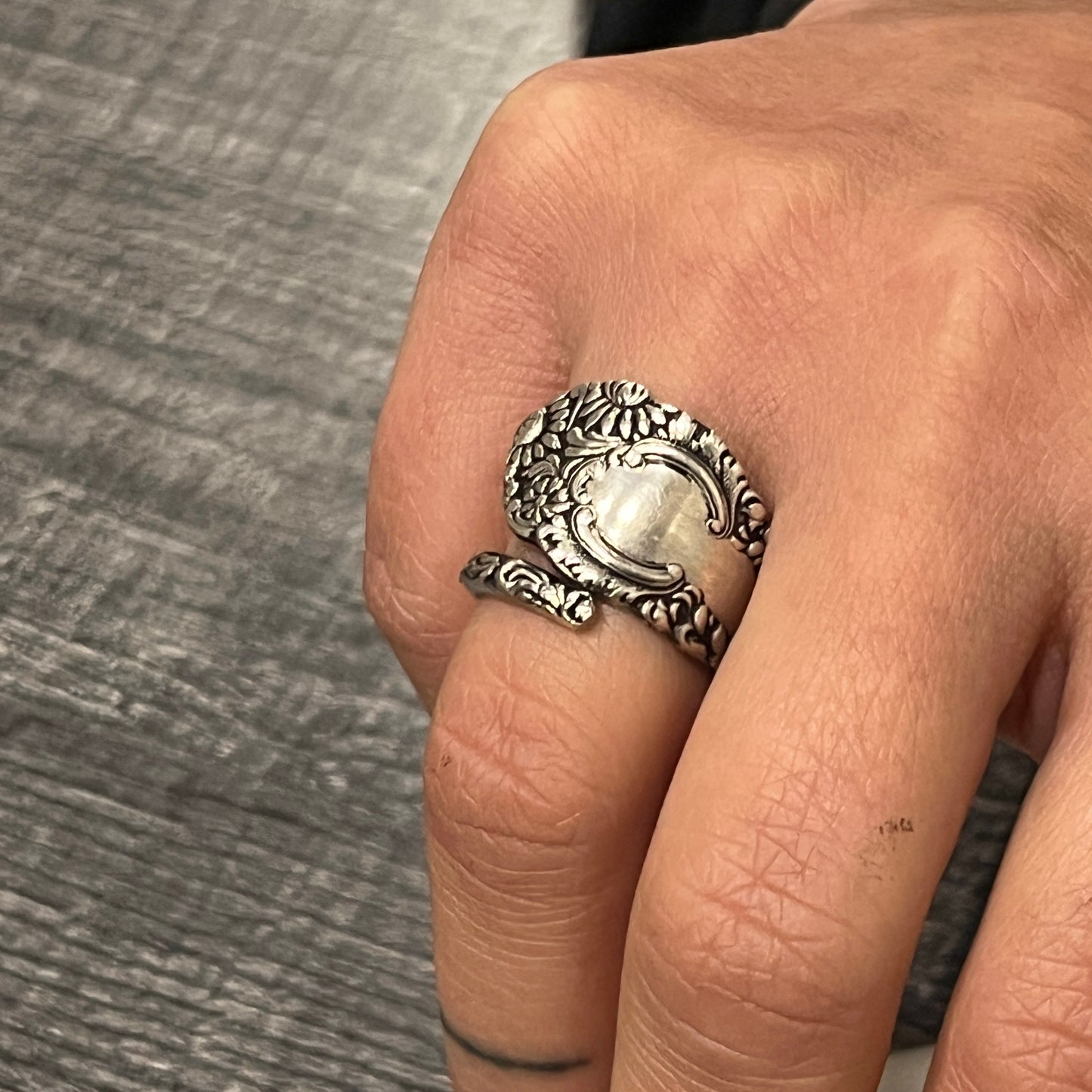 Anello Artigianale Mod. SPIRALE  FIORI SUPER Realizzato con Antica posata in Argento (Prima Metà del ’900)