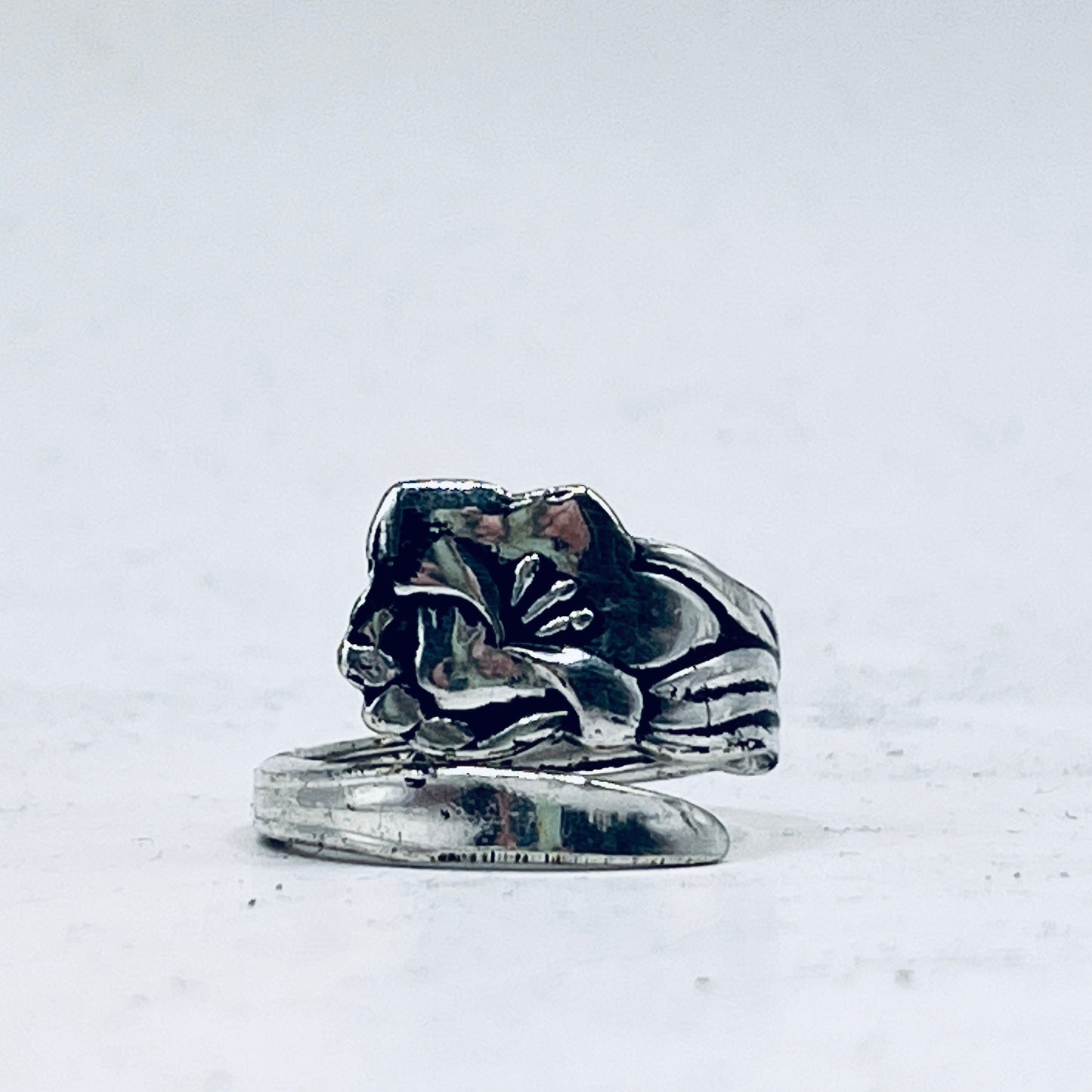 Anello Artigianale Mod. CLASSICO/SPIRALE/INTERO  “IRIS-GIGLIO”  Realizzato con Antica posata in Argento (Prima Metà del ’900)