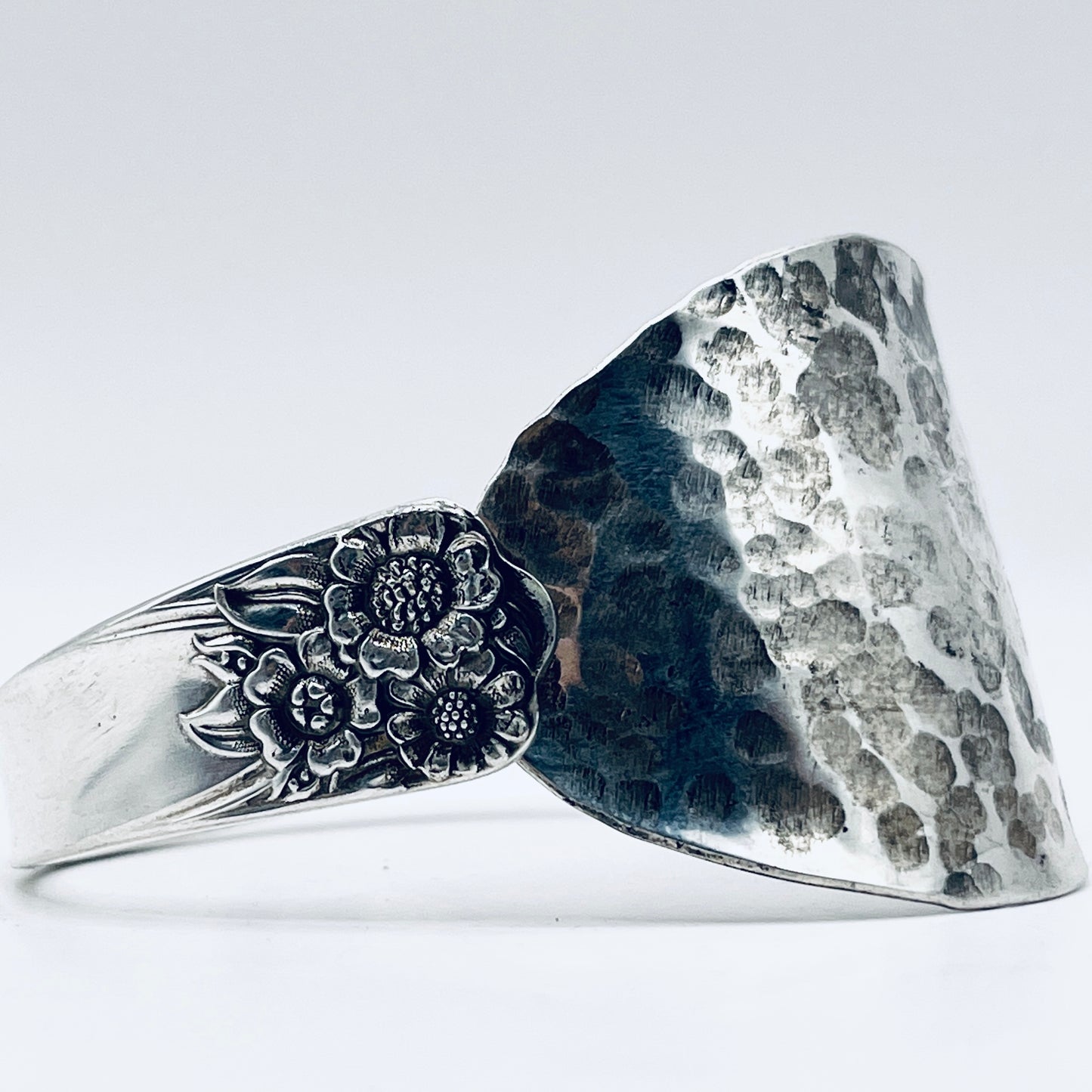 Bracciale Artigianale GIRASOLI  Mod. CUCCHIAIO MARTELLATO  Realizzato con Antica posata in Argento (Prima Metà del ’900)