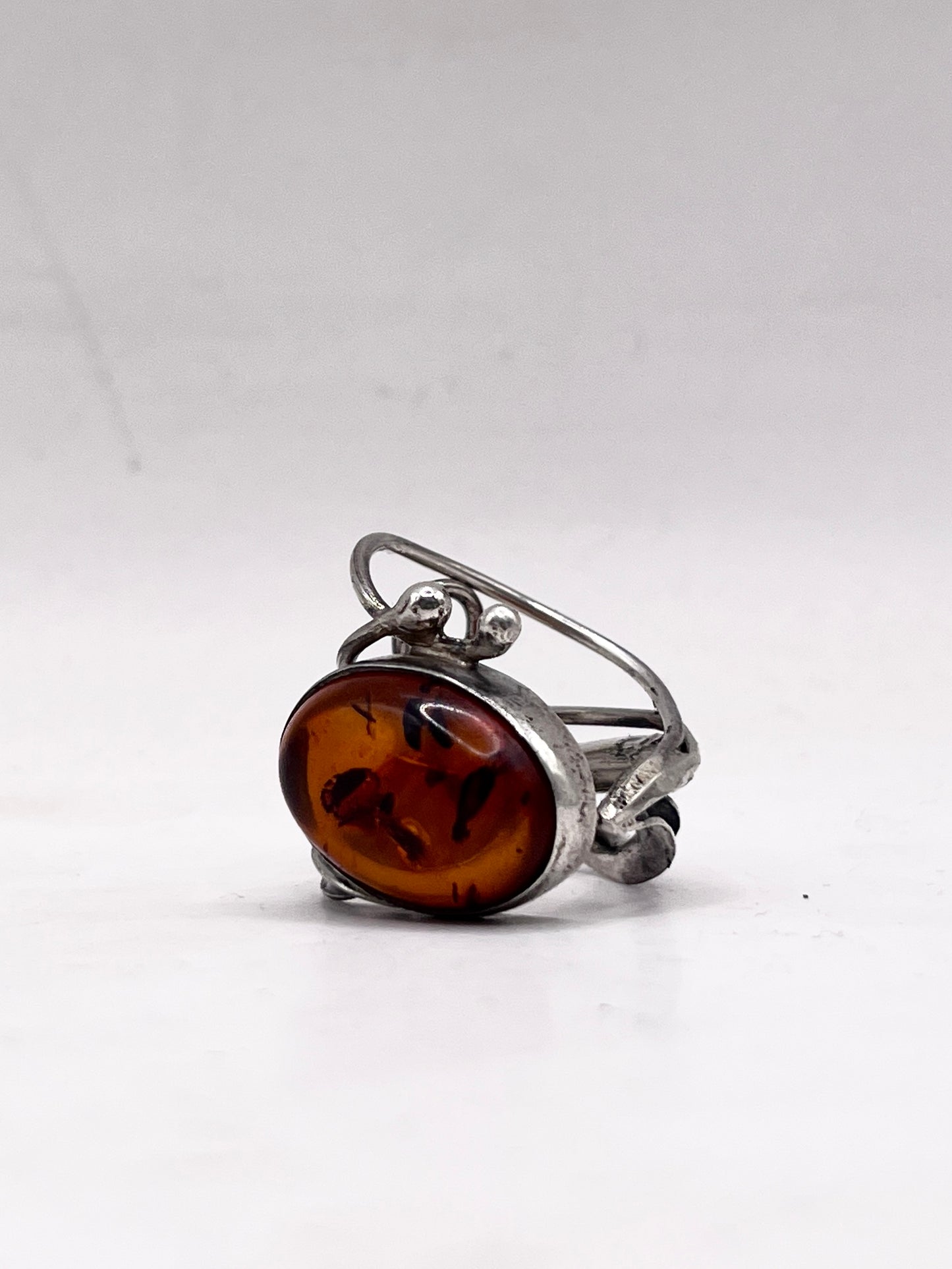 Anello Artigianale MIELE JURASSICO Mod. SPILLA con AMBRA Realizzato con Antica spilla in Argento (Prima Metà del ’900)