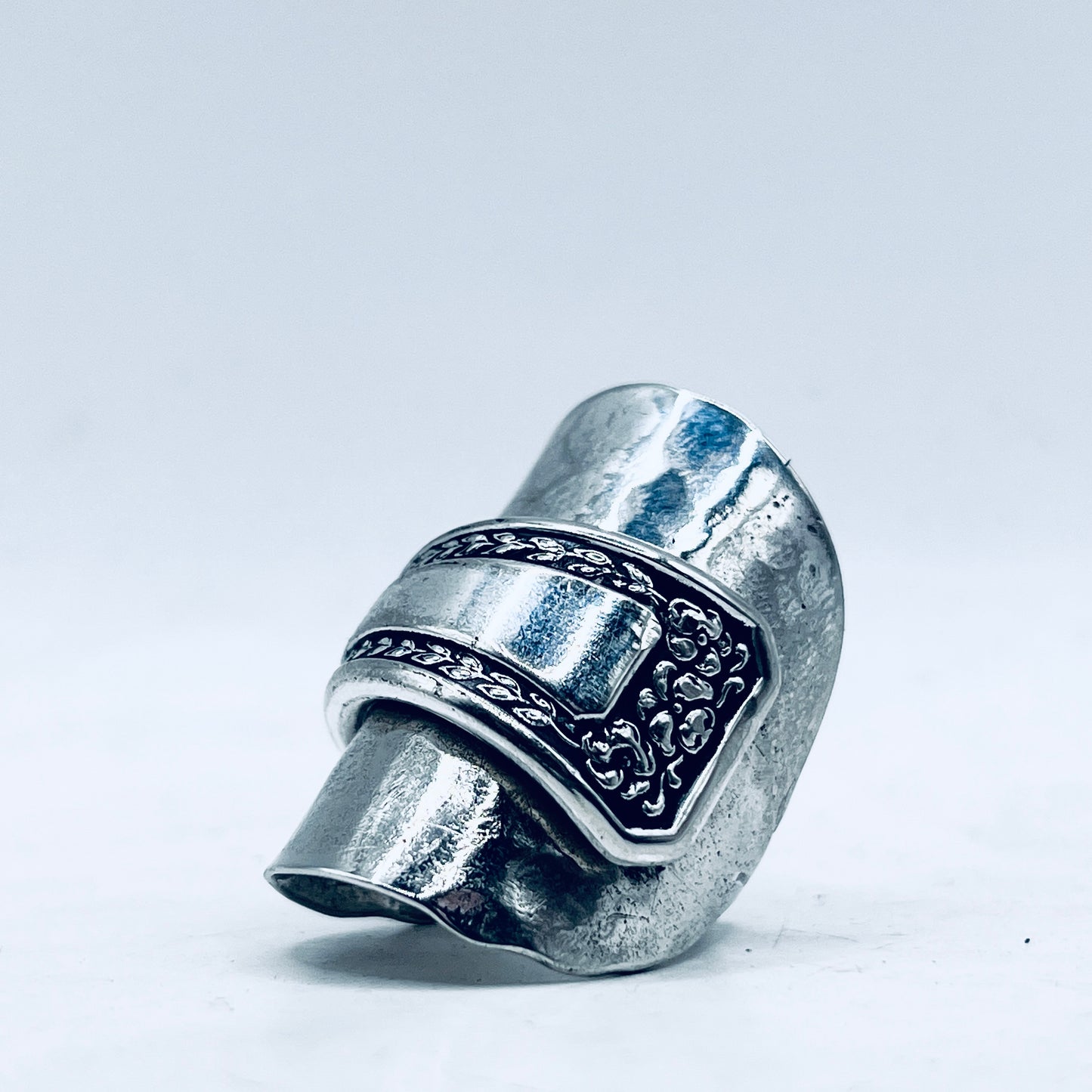 Anello Artigianale Mod. INTERO  FIORI MARTELLATO Realizzato con intero Antico Cucchiaino in Argento (Prima Metà del ’900)