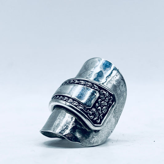Anello Artigianale Mod. INTERO  FIORI MARTELLATO Realizzato con intero Antico Cucchiaino in Argento (Prima Metà del ’900)