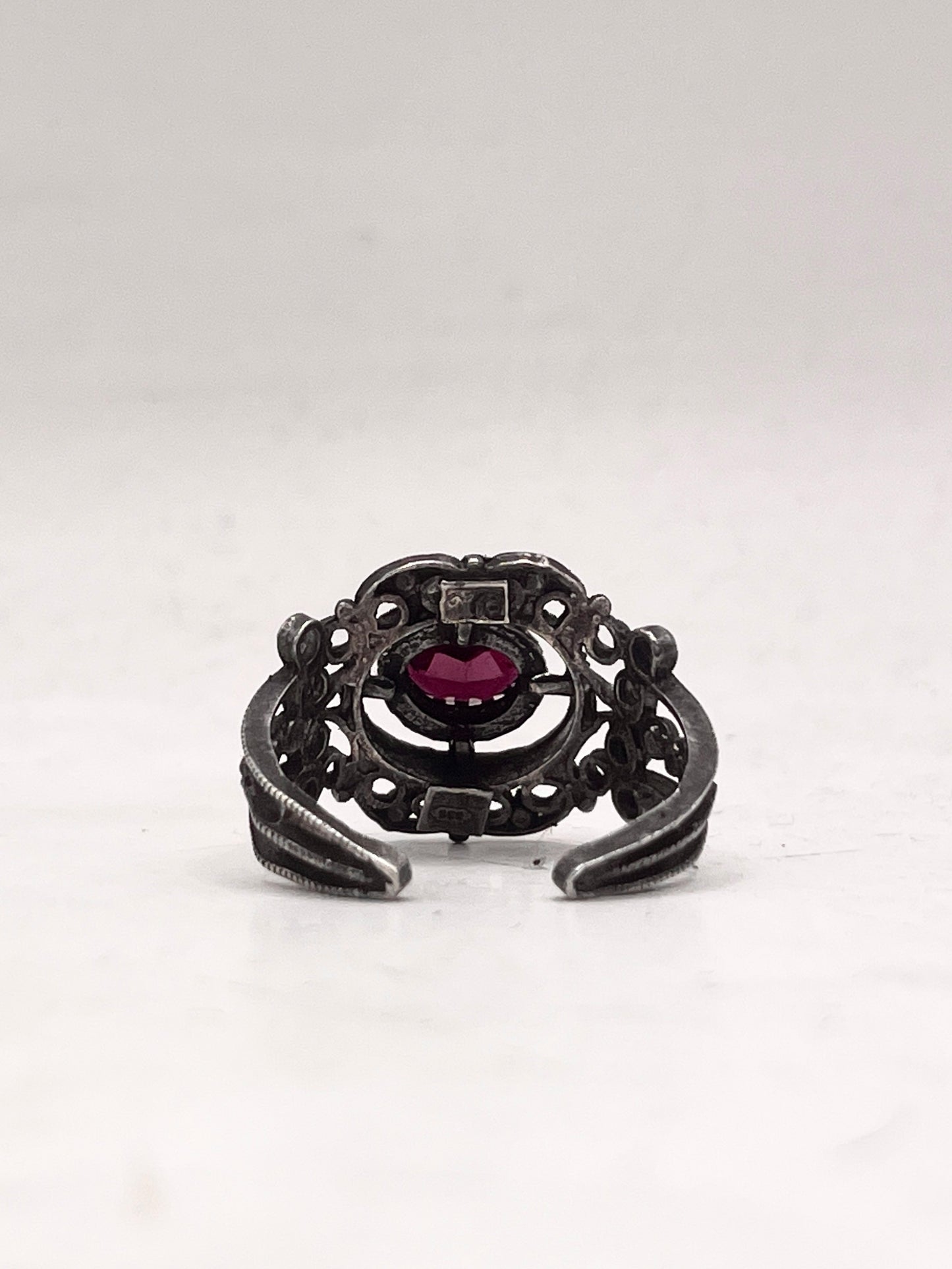 Anello Artigianale SPILLA VELLUTO Mod. SPILLA ARG 835 e GRANATO Realizzato con Antica spilla in Argento (Prima Metà del ’900