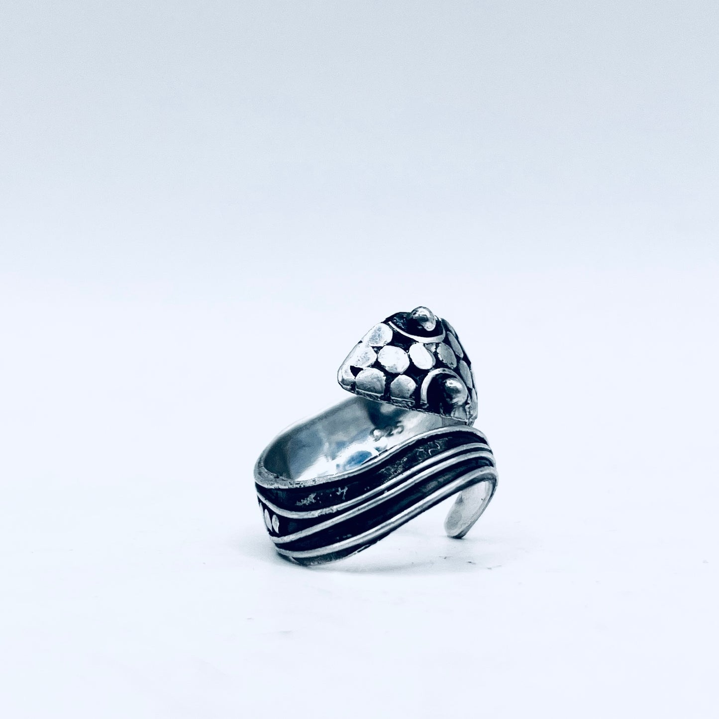 Anello Artigianale da SERPENTE COSMICO Mod. SPILLA Realizzato con Antica spilla in Argento (Prima Metà del ’900)