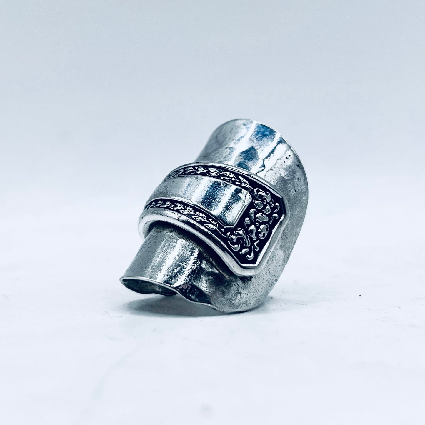 Anello Artigianale Mod. INTERO  FIORI MARTELLATO Realizzato con intero Antico Cucchiaino in Argento (Prima Metà del ’900)