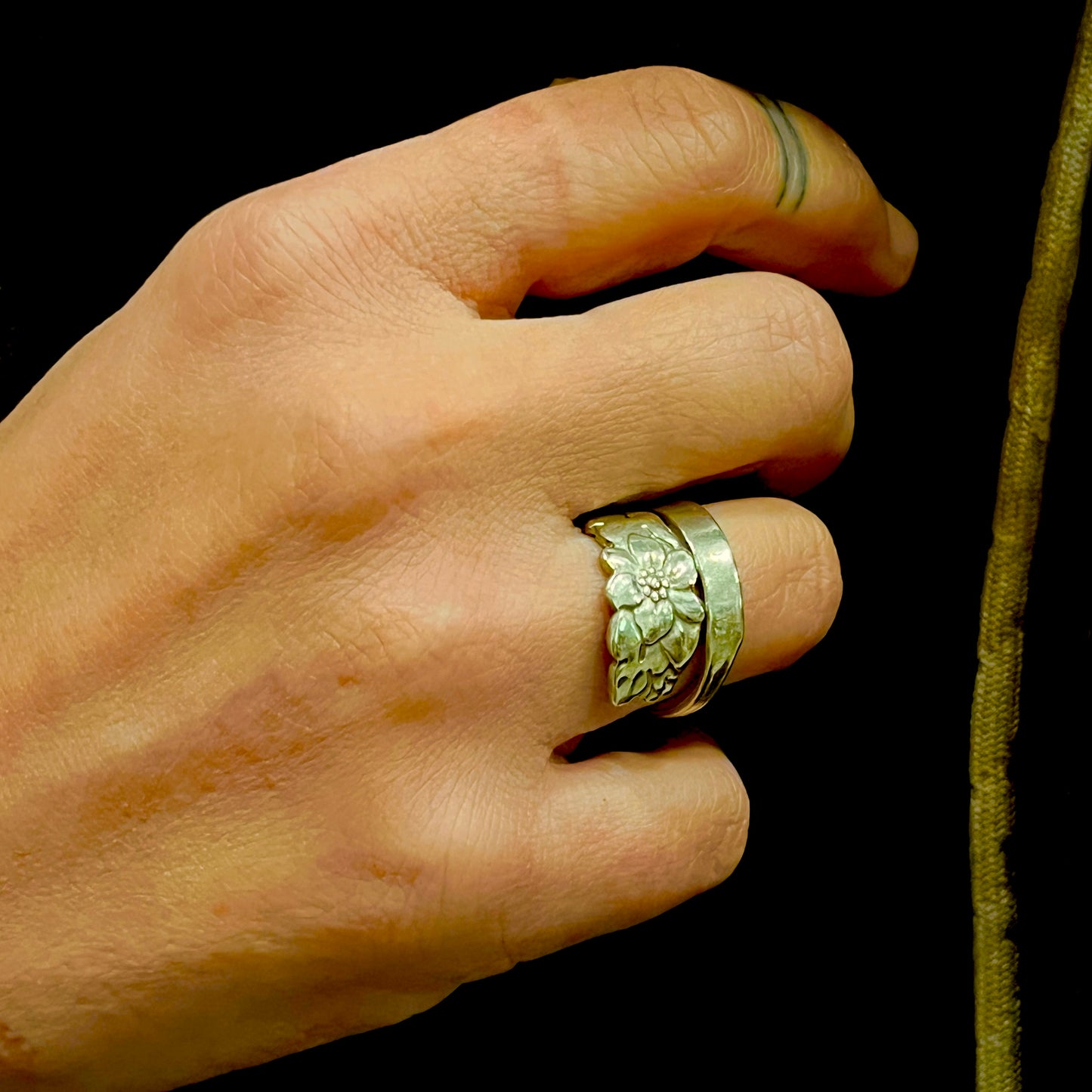 Anello Artigianale FIORE DI MELO Mod. SPIRALE  Realizzato con  Antica posata in Argento (Prima Metà del ’900)