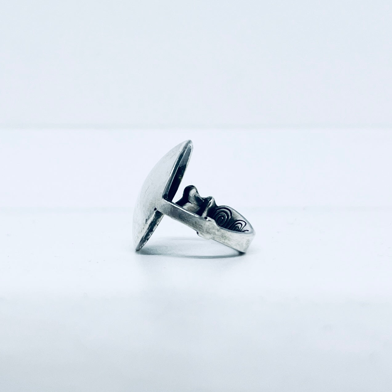 Anello Artigianale TONDO Mod. FALANGINA  Realizzato con intero Antico Cucchiaino in Argento (Prima Metà del ’900)