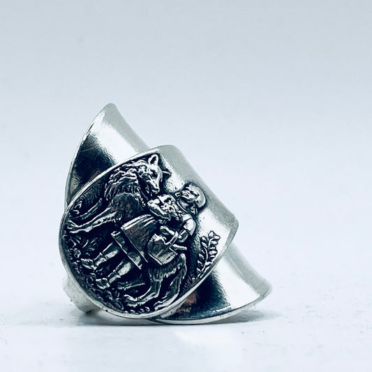 Anello Artigianale CAPPUCCETTO ROSSO&LUPO Mod. INTERO  CUCCHIAINO PAPPA Realizzato con intero Antico cucchiaino da pappa in Argento (Prima Metà del ’900)