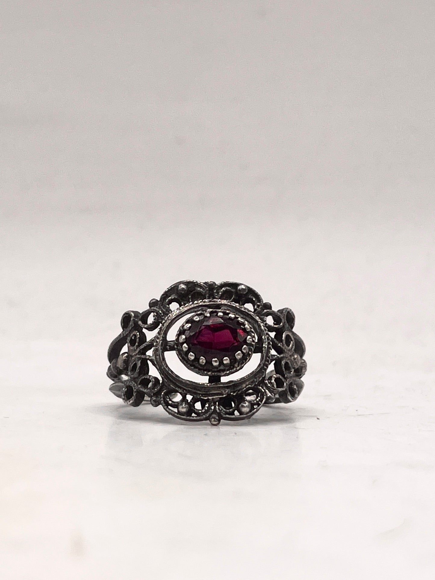 Anello Artigianale SPILLA VELLUTO Mod. SPILLA ARG 835 e GRANATO Realizzato con Antica spilla in Argento (Prima Metà del ’900