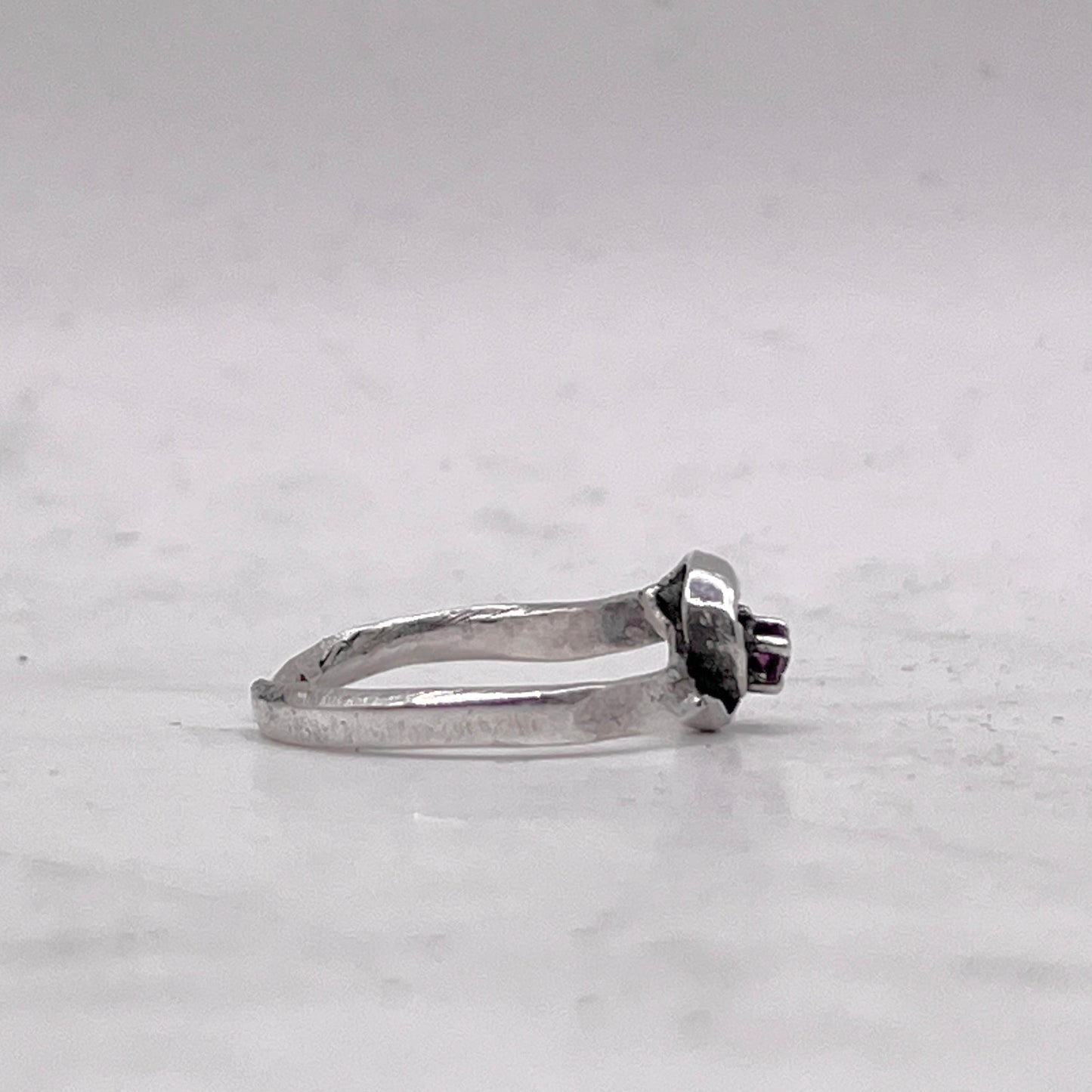 Anello Artigianale GRANATO 02 Mod. SPILLA Realizzato con Antica spilla in Argento (Prima Metà del ’900)