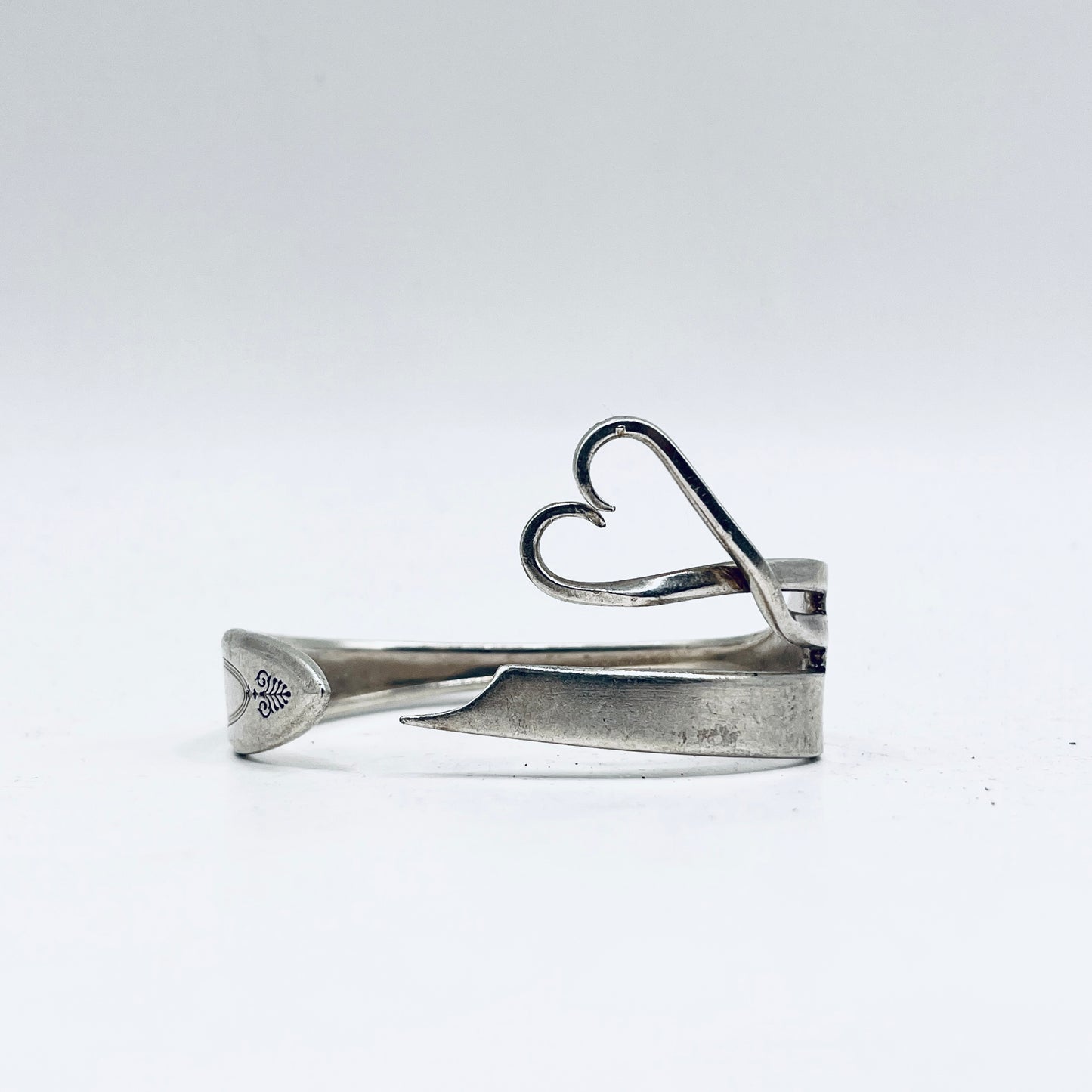 Bracciale Artigianale Mod. FORCHETTA  CUORE TRE REBBI Realizzato con Antica posata in lega d’argento (Prima Metà del ’900)