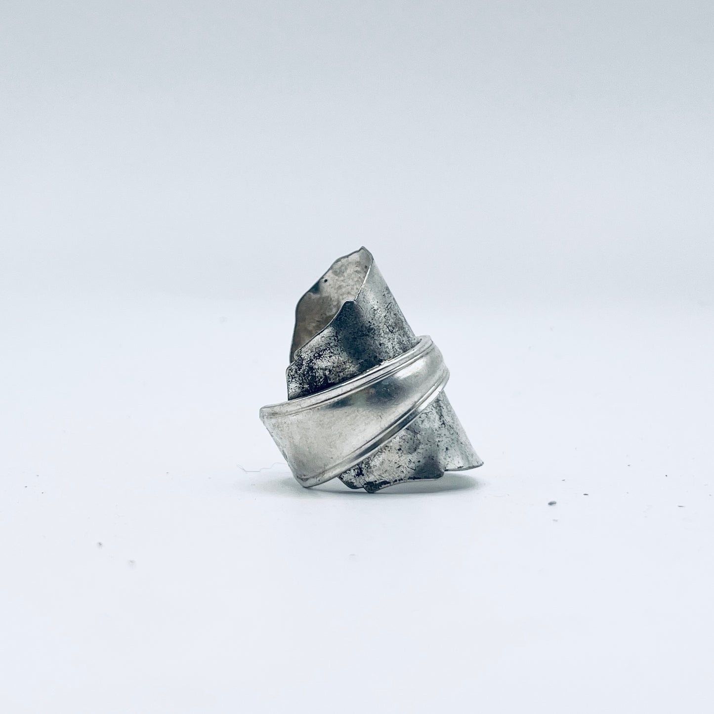 Anello Artigianale Mod. INTERO  MARTELLATO Realizzato con intero Antico Cucchiaino in Argento (Prima Metà del ’900)