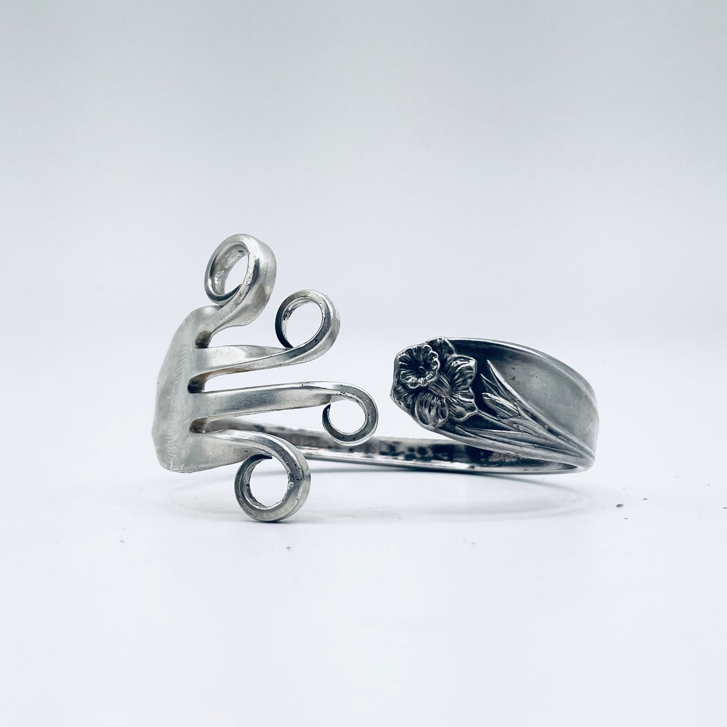 Bracciale Artigianale Mod. FORCHETTA  NARCISO Realizzato con Antica posata in lega d’argento (Prima Metà del ’900)