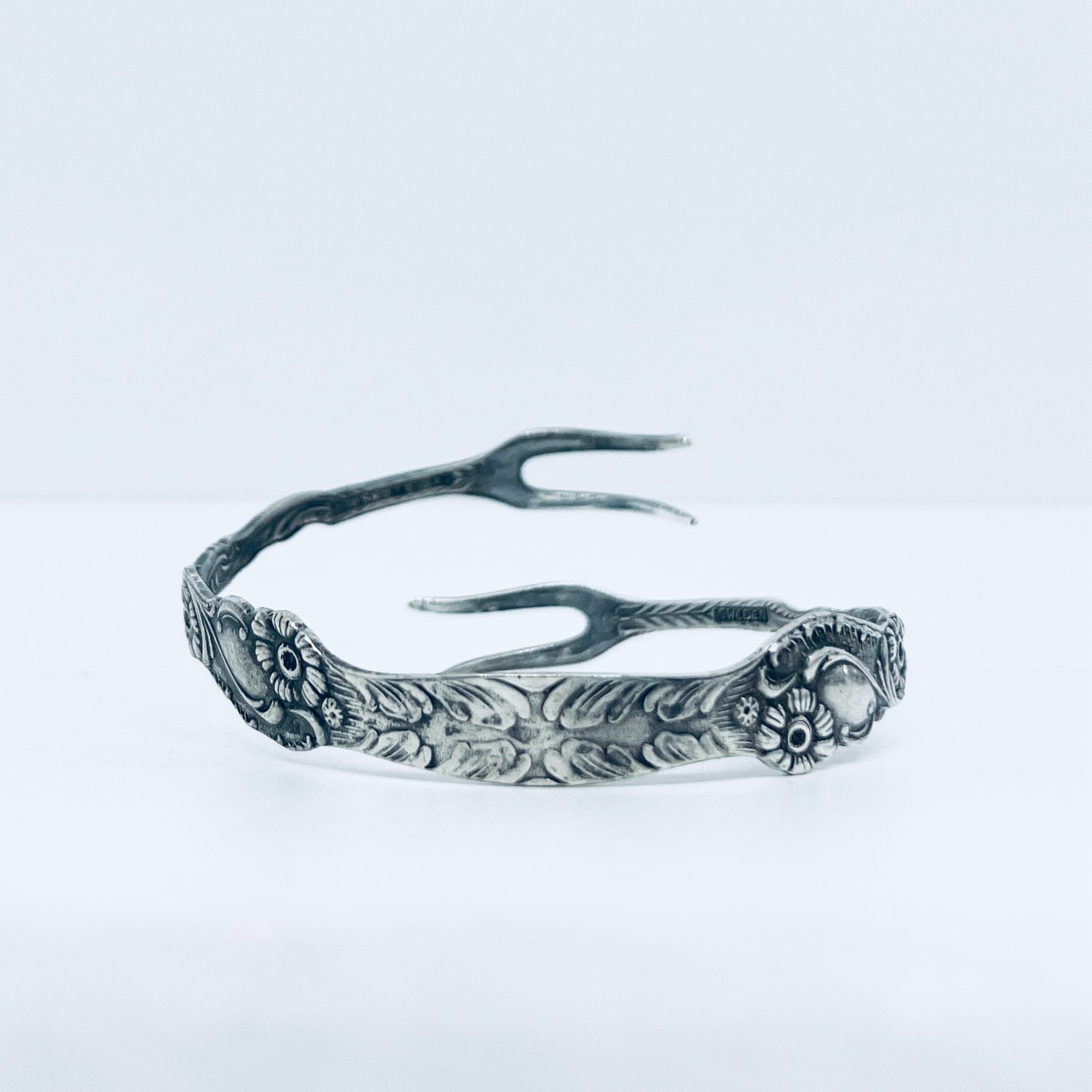 Bracciale Artigianale Mod. PINZETTA ZUCCHERO  Realizzato con Antica posata in Argento (Prima Metà del ’900)