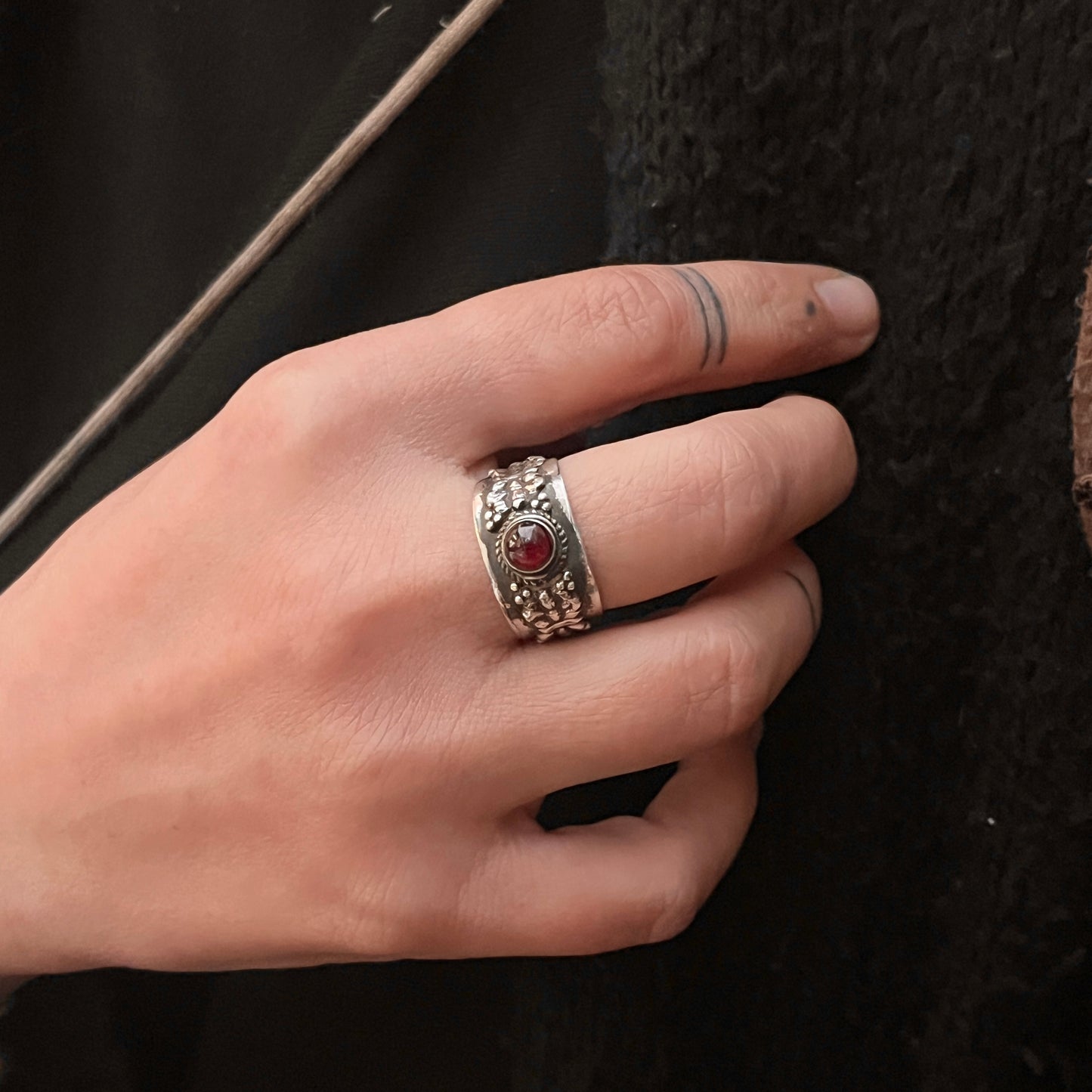 Anello Artigianale GRANATO 04 Mod. SPILLA Realizzato con Antica spilla in Argento (Prima Metà del ’900)