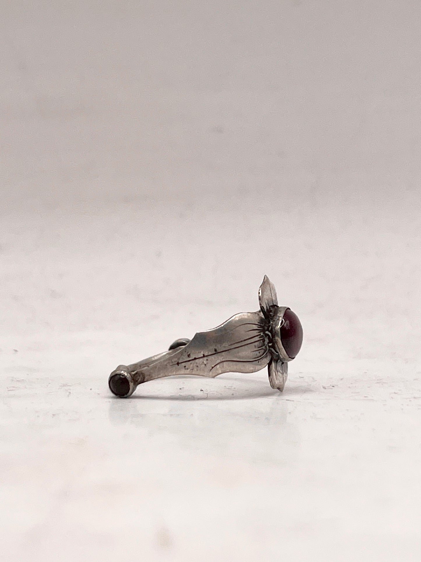 Anello Artigianale SPILLA SANGUE DI DRAGO o DEMOGORGONE Mod. SPILLA ARG 800 e GRANATO Realizzato con Antica spilla in Argento (Prima Metà del ’900