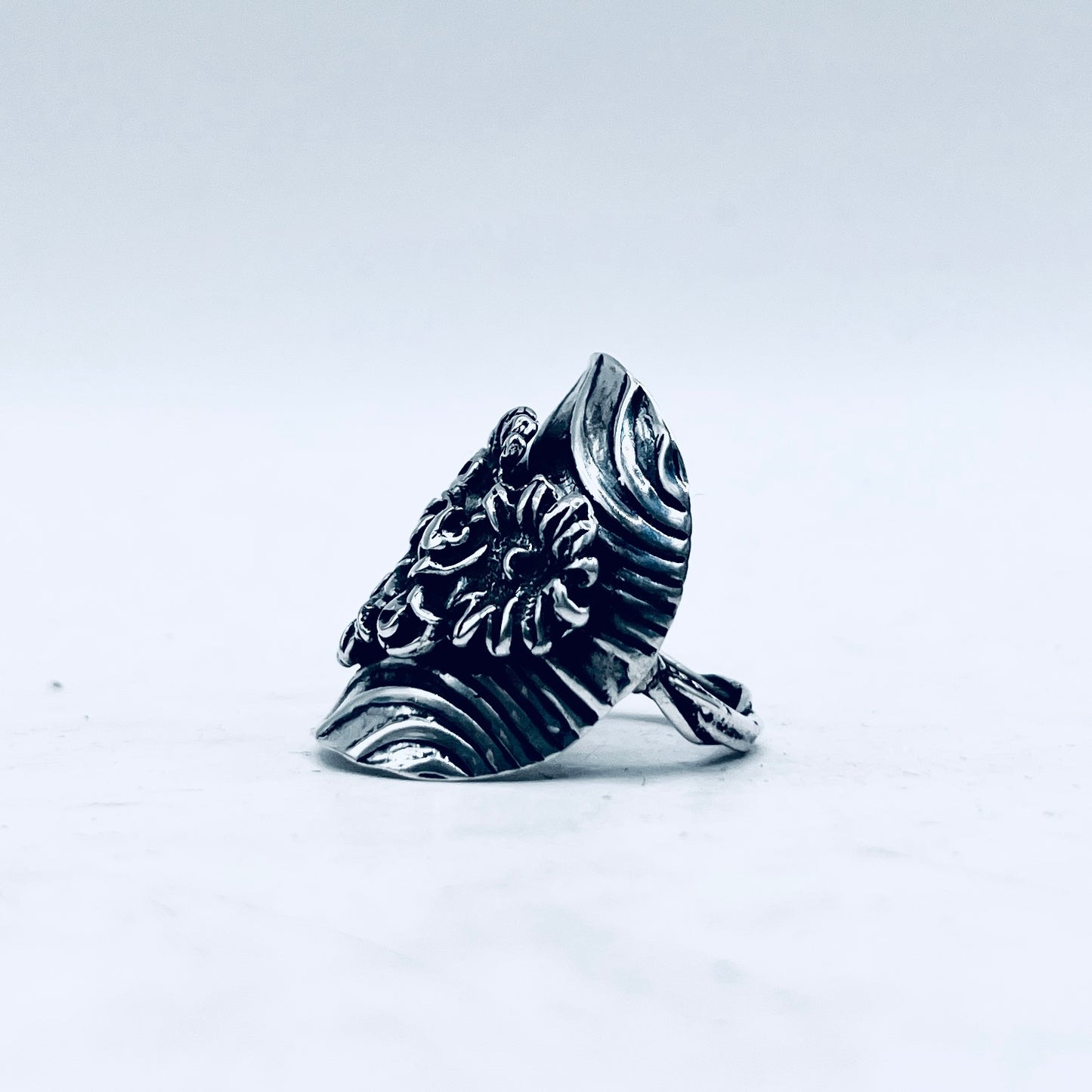Anello Artigianale CONCHIGLIA MARGHERITE Mod. INTERO  Realizzato con intero Antico Cucchiaino in Argento 800(Prima Metà del ’900)