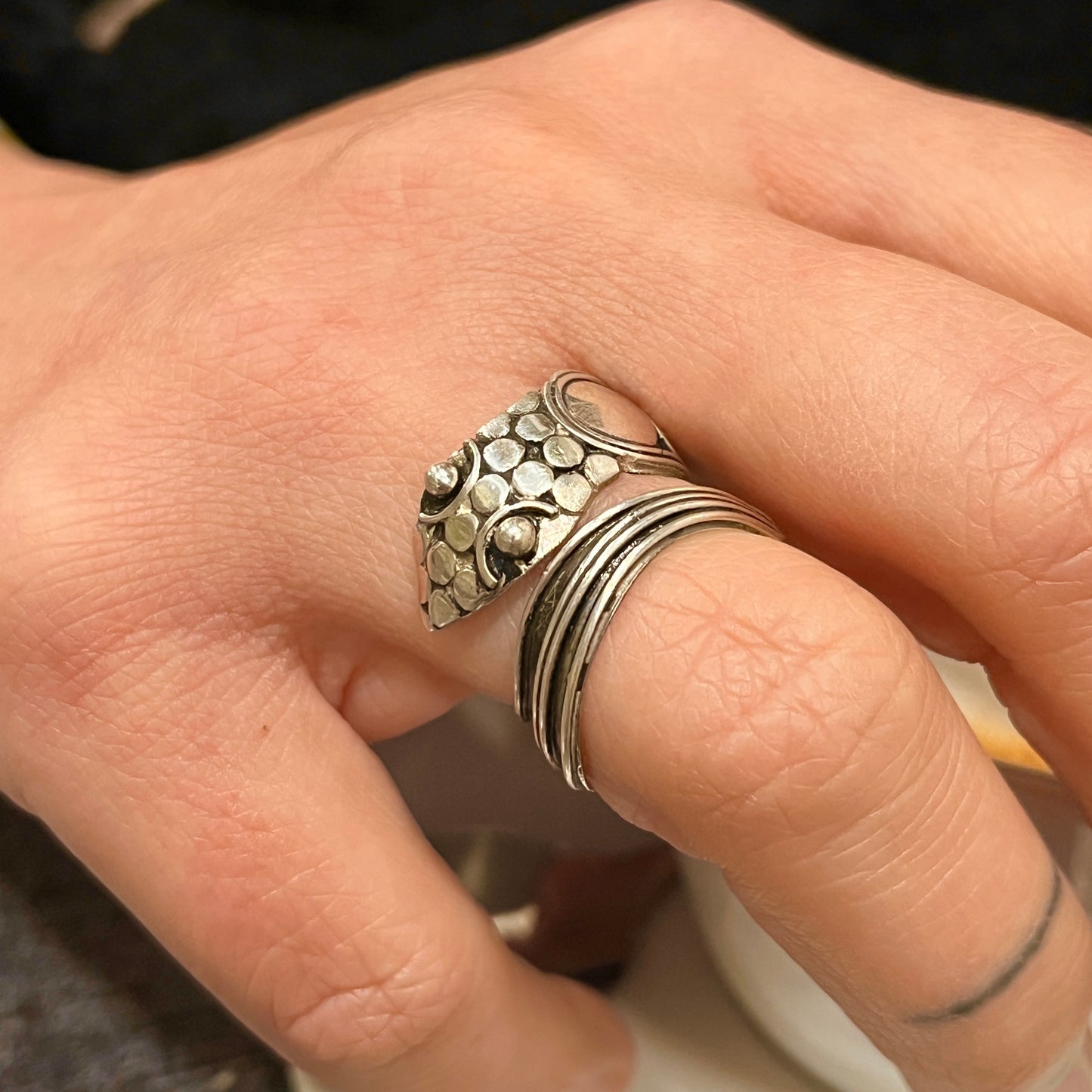 Anello Artigianale da SERPENTE COSMICO Mod. SPILLA Realizzato con Antica spilla in Argento (Prima Metà del ’900)