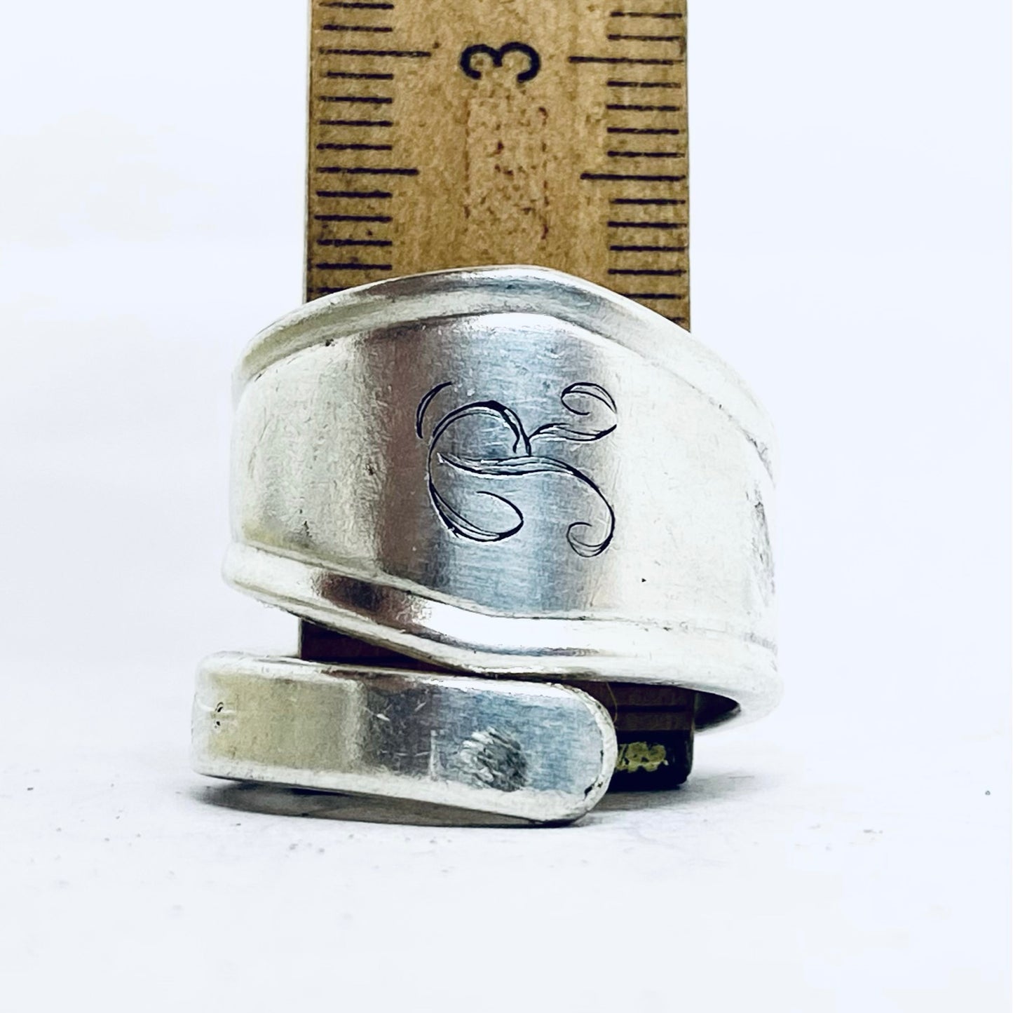 Anello Artigianale con Iniziale R