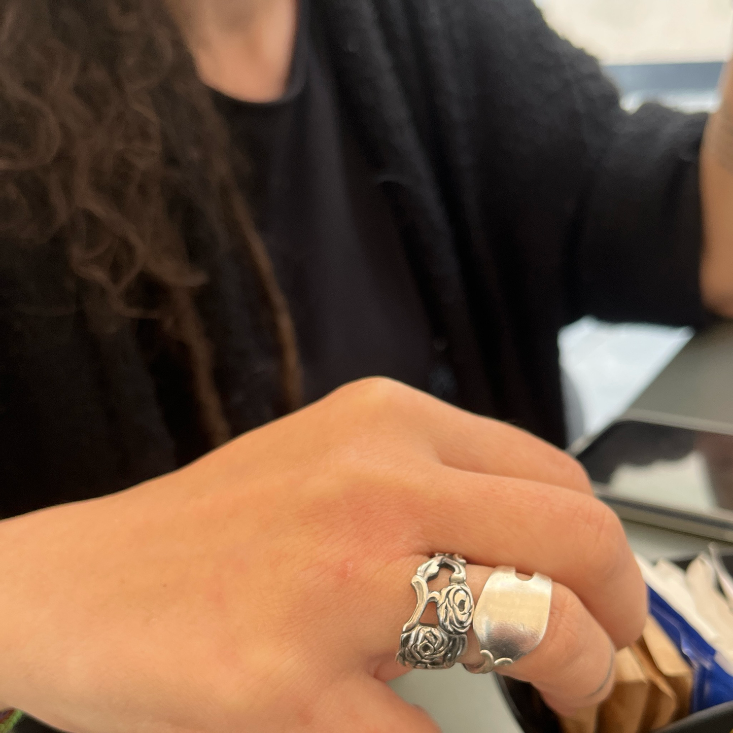 Anello Artigianale Mod. FORCHETTINA ROSE TRAFORATE Realizzato con intera antica forchettina in Argento (Prima Metà del ’900)