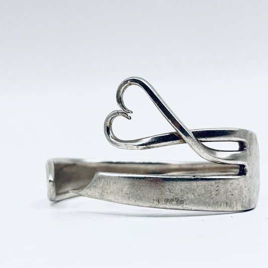 Bracciale Artigianale Mod. FORCHETTA  CUORE TRE REBBI Realizzato con Antica posata in lega d’argento (Prima Metà del ’900)