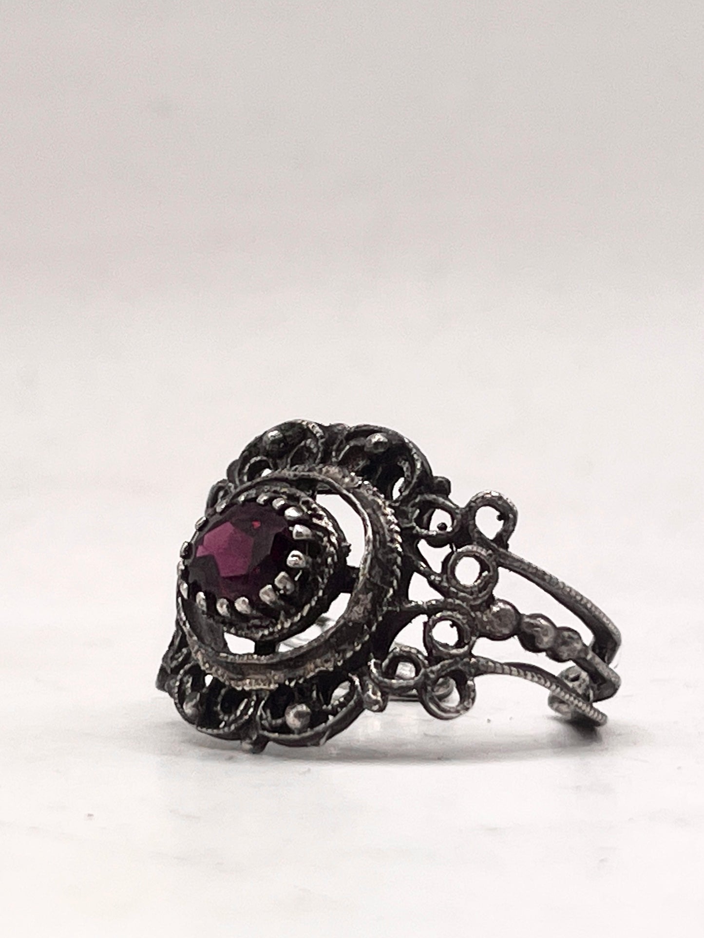 Anello Artigianale SPILLA VELLUTO Mod. SPILLA ARG 835 e GRANATO Realizzato con Antica spilla in Argento (Prima Metà del ’900