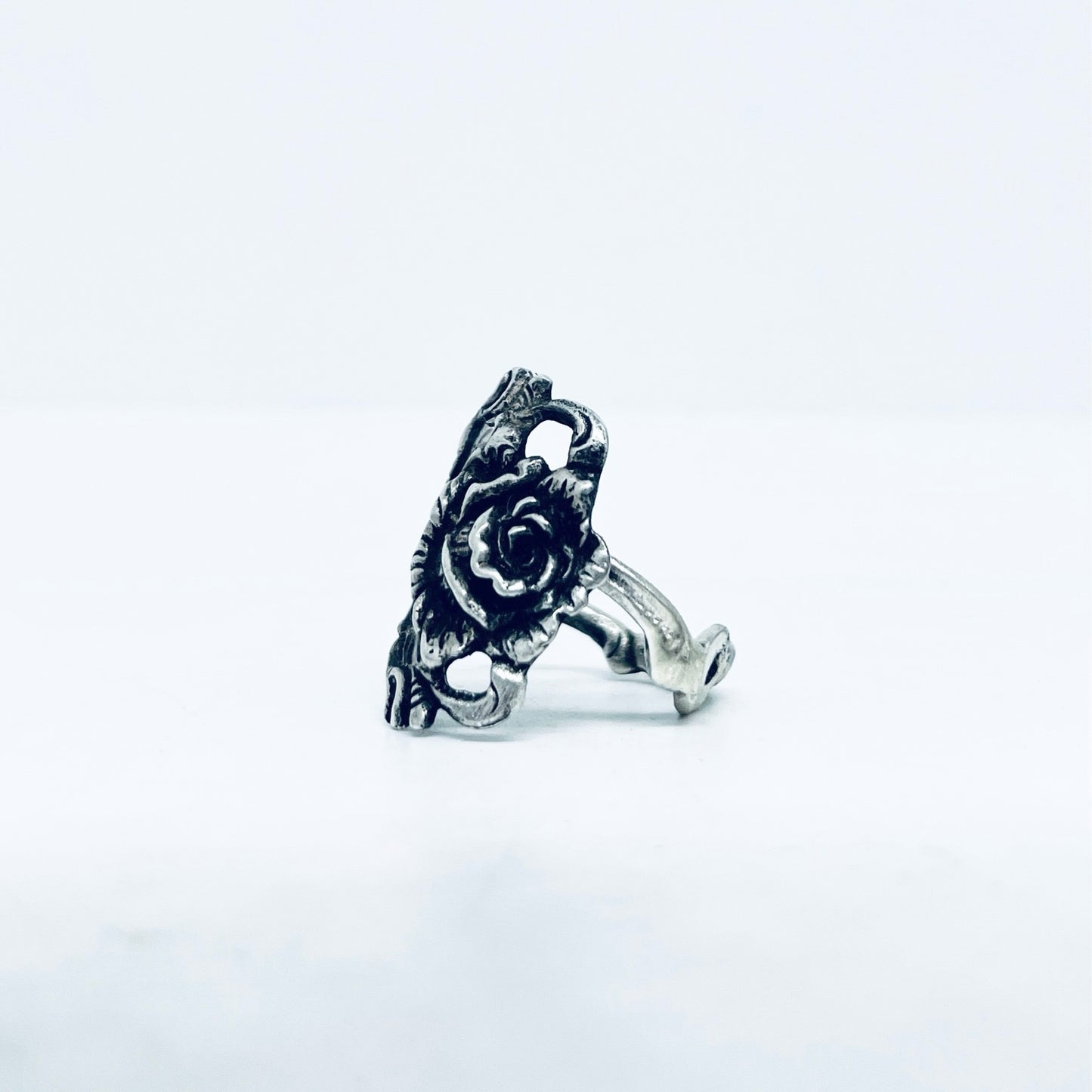 Anello Artigianale ROSA DI HILDESCHEIM Mod. FASCIONA  Realizzato con Antica posata in Argento (Prima Metà del ’900)