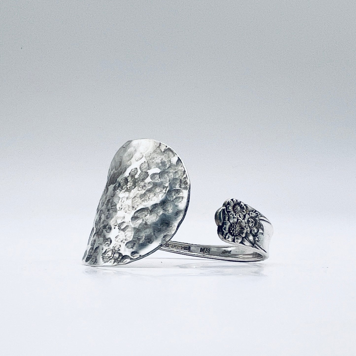 Bracciale Artigianale GIRASOLI  Mod. CUCCHIAIO MARTELLATO  Realizzato con Antica posata in Argento (Prima Metà del ’900)