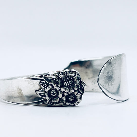 Bracciale Artigianale GIRASOLI Mod. MASTER BUTTER KNIFE  Realizzato con Antica posata in Argento (Prima Metà del ’900)