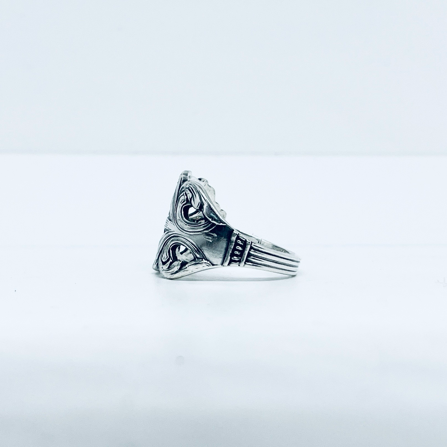 Anello Artigianale NONTISCORDARDIMÉ Mod. CLASSICO TRAFORATO Realizzato con Antica posata in Argento (Prima Metà del ’900)