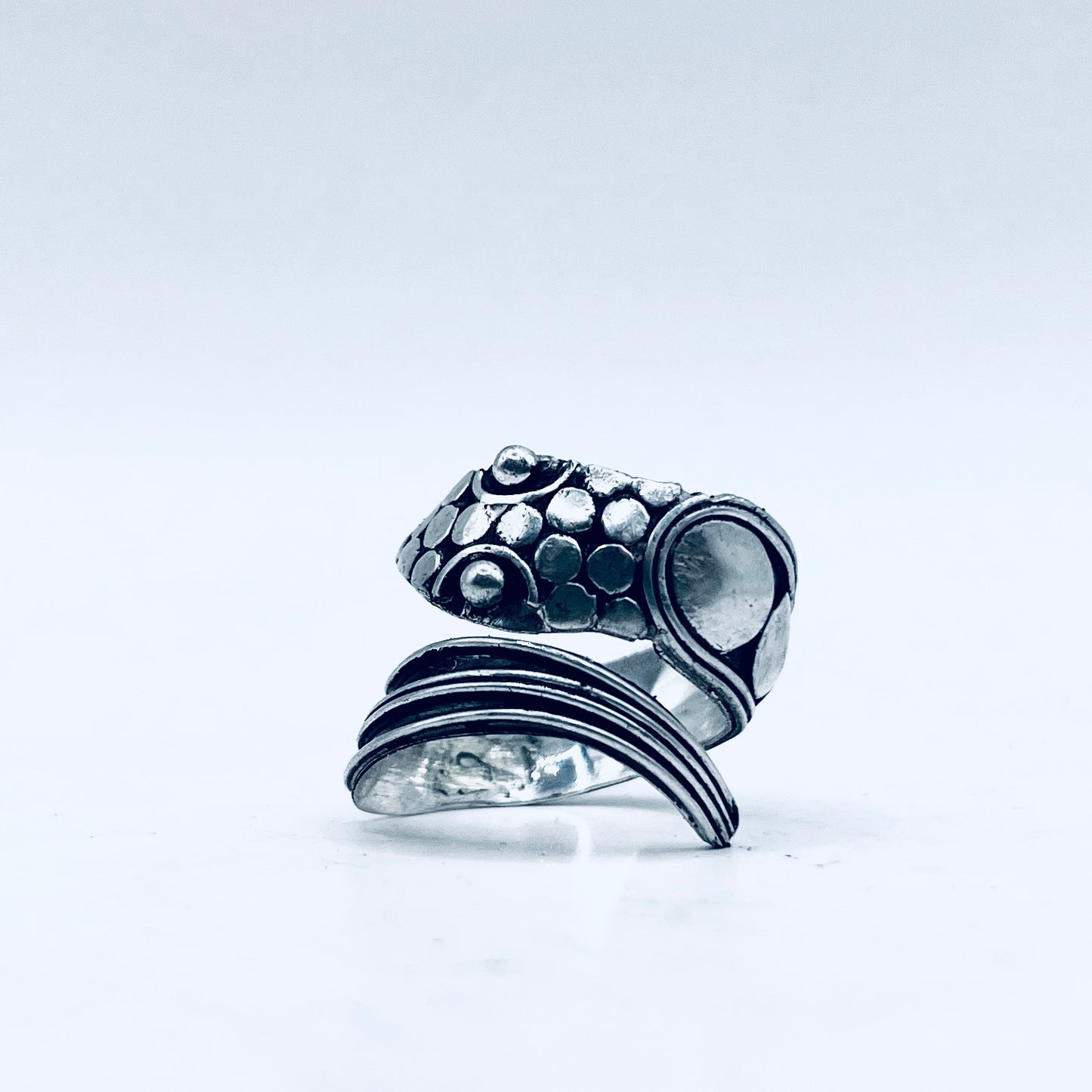Anello Artigianale da SERPENTE COSMICO Mod. SPILLA Realizzato con Antica spilla in Argento (Prima Metà del ’900)