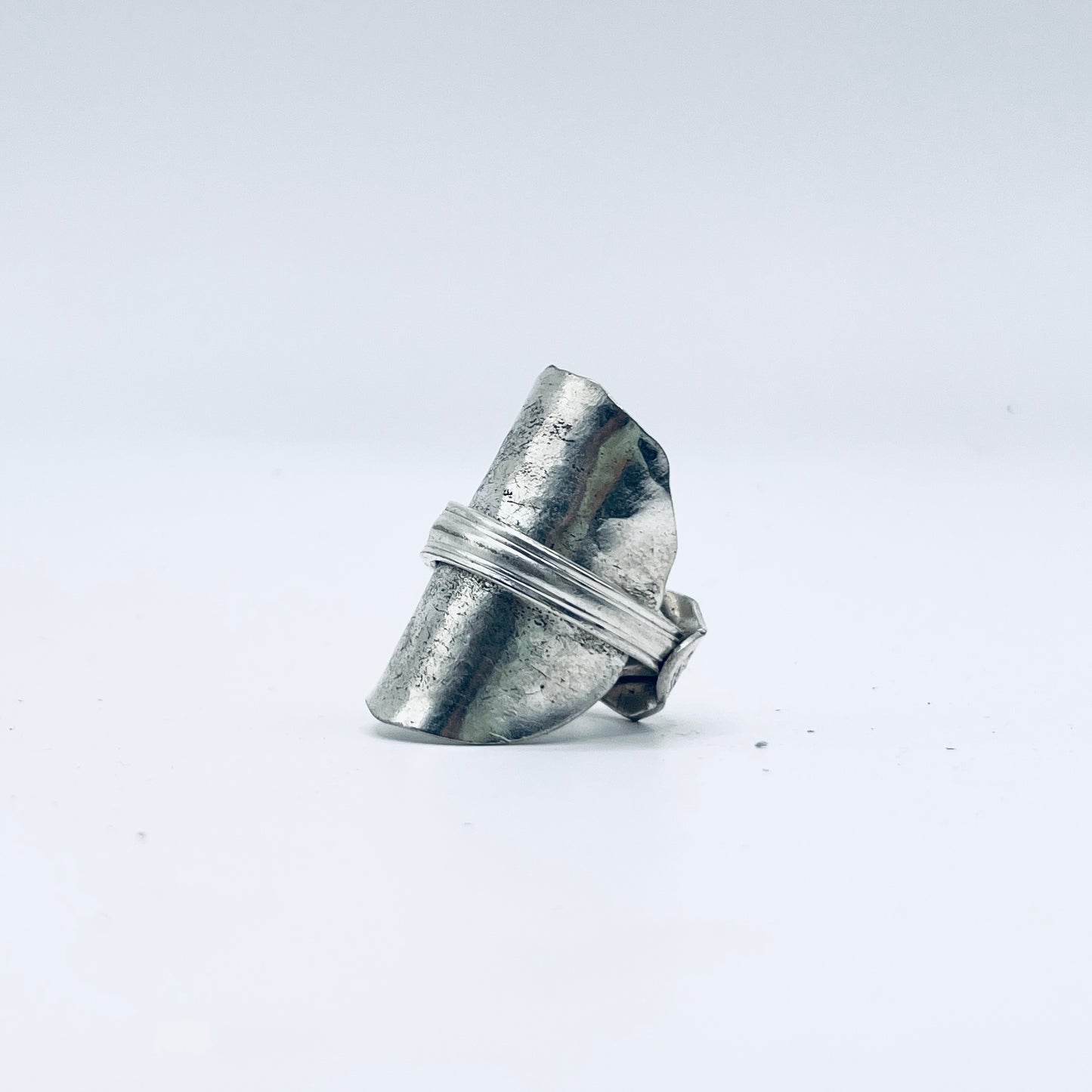 Anello Artigianale Mod. INTERO  MARTELLATO Realizzato con intero Antico Cucchiaino in Argento (Prima Metà del ’900)