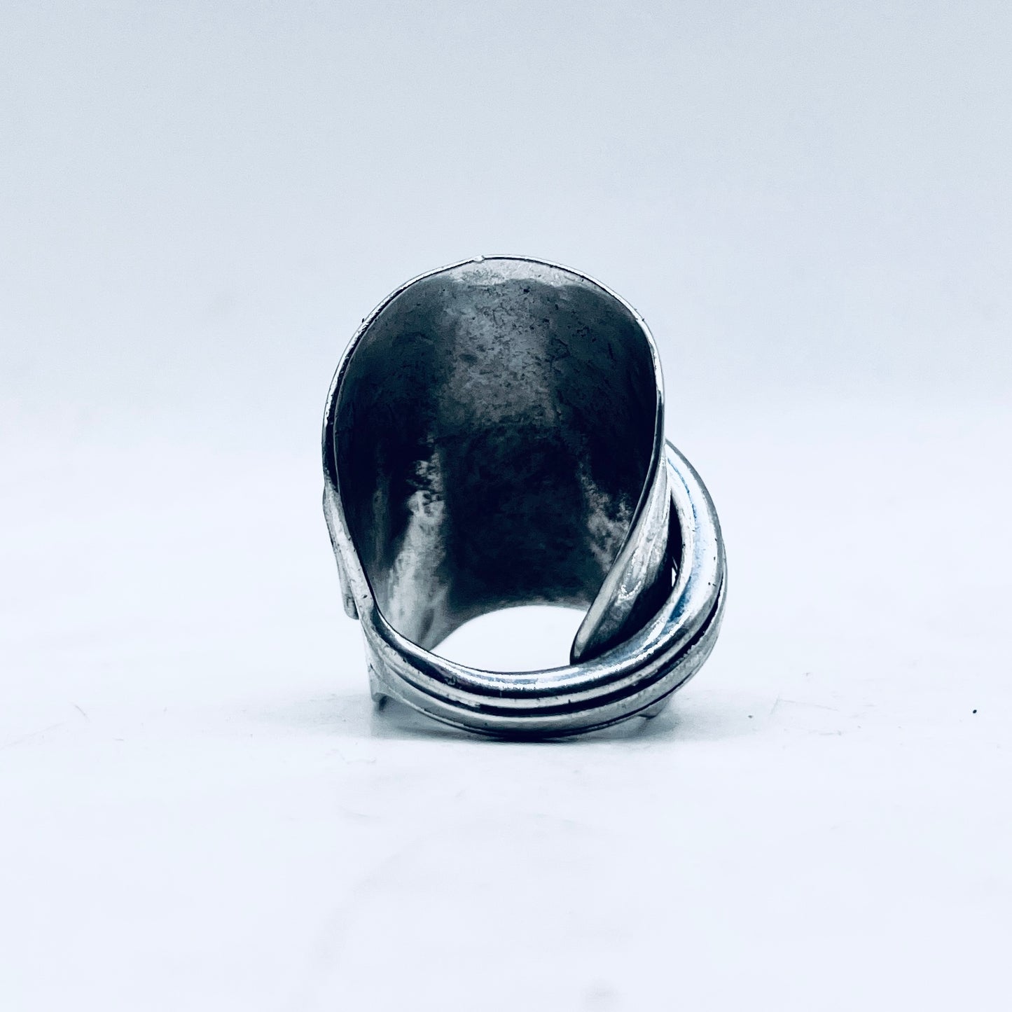 Anello Artigianale Mod. INTERO  FIORI MARTELLATO Realizzato con intero Antico Cucchiaino in Argento (Prima Metà del ’900)