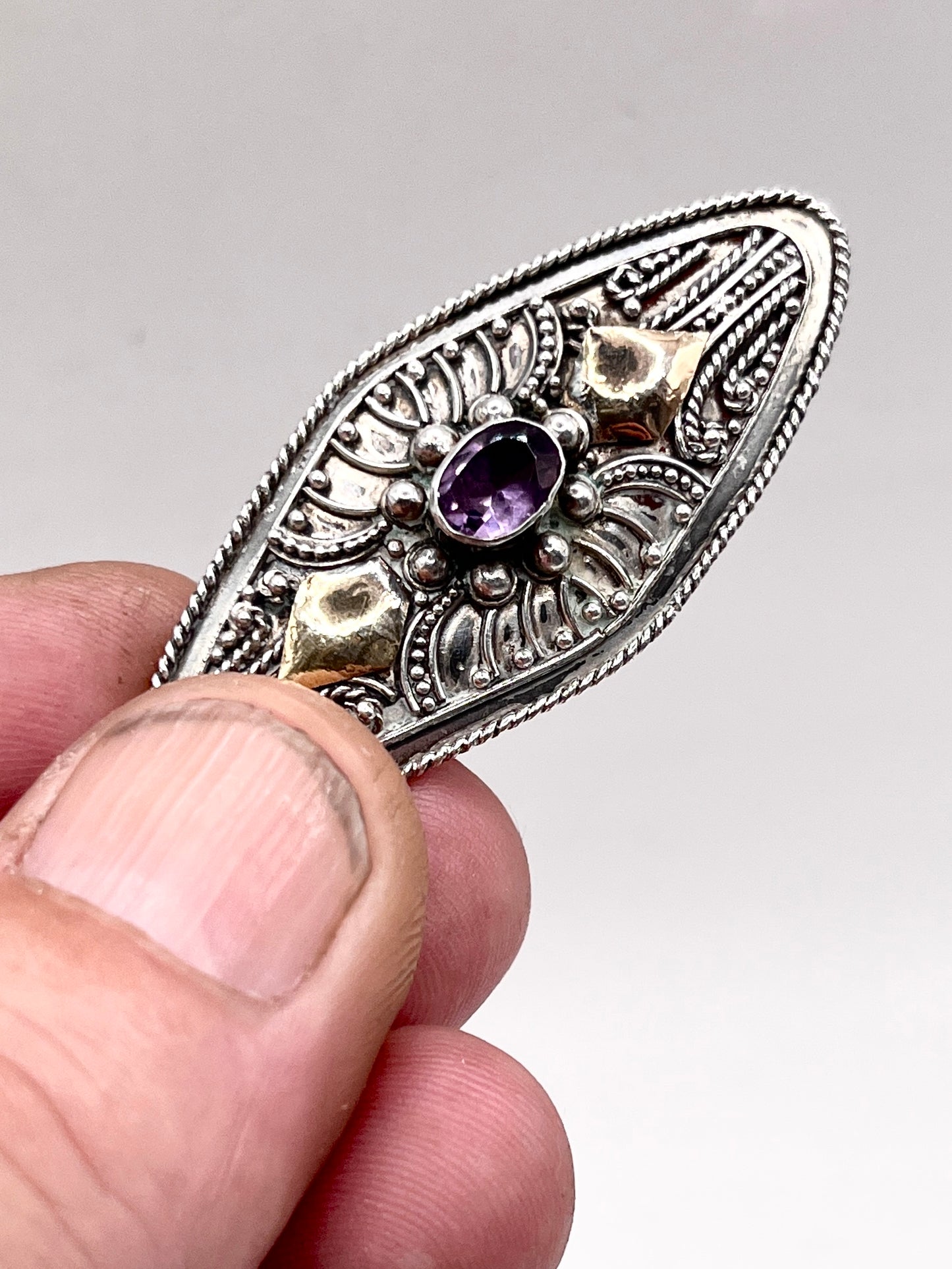 Anello Artigianale SGUARDO Mod. SPILLA AMETISTA Realizzato con Antica spilla in Argento (Prima Metà del ’900)