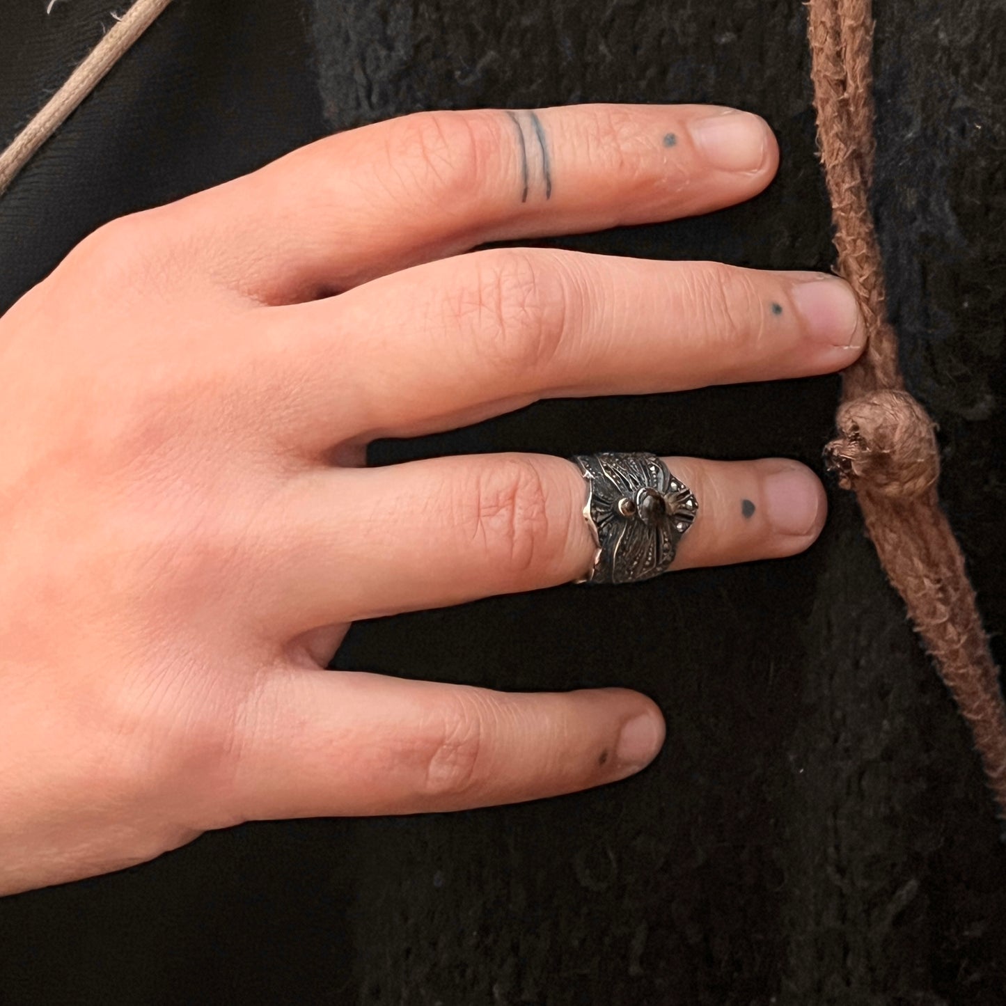 Anello Artigianale GRANATO Mod. SPILLA Realizzato con Antica spilla in Argento (Prima Metà del ’900)