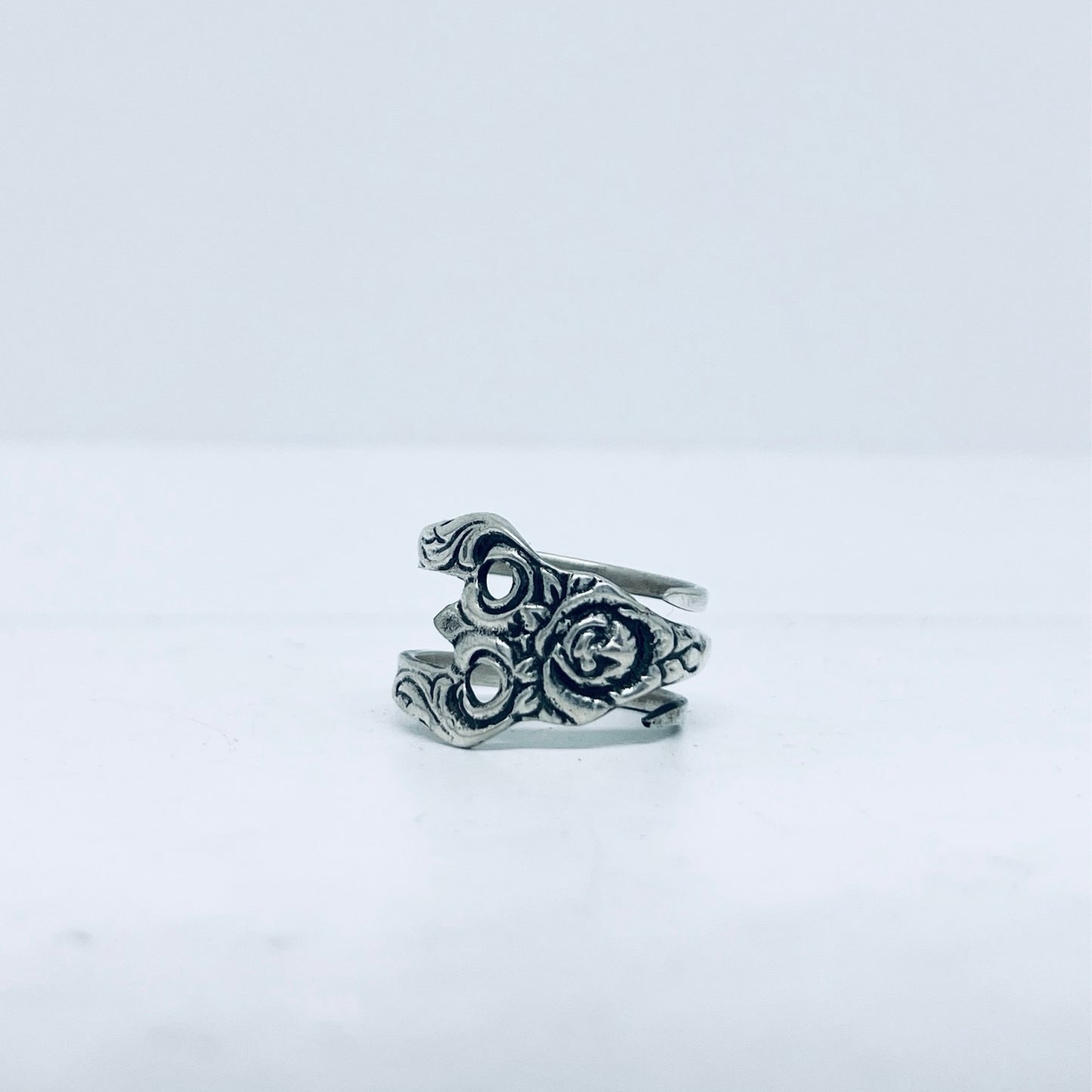 Anello Artigianale Mod. FORCHETTINA ROSA DI HILDESHEIM Realizzato con parte di antica forchettina in Argento (Prima Metà del ’900)